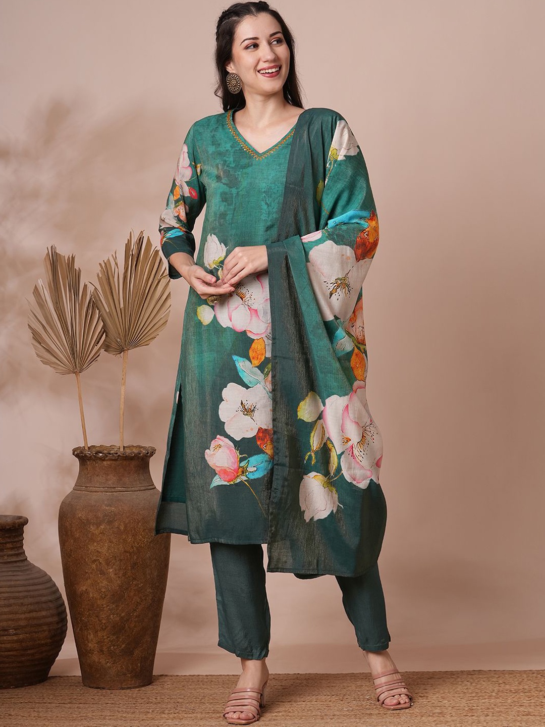 

FASHOR Green Floral Printed V-Neck Regular Straight Kurta With Trouser With Dupatta