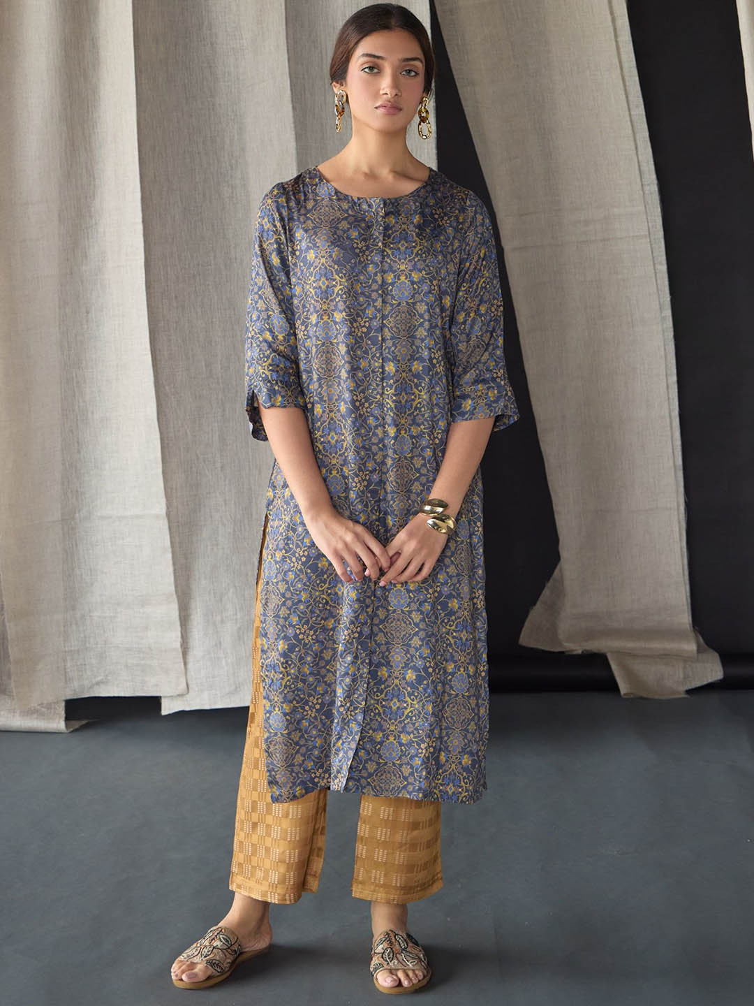 

Bombay Bloom Round Neck Ethnic Motifs Tencel Straight Kurta, Grey
