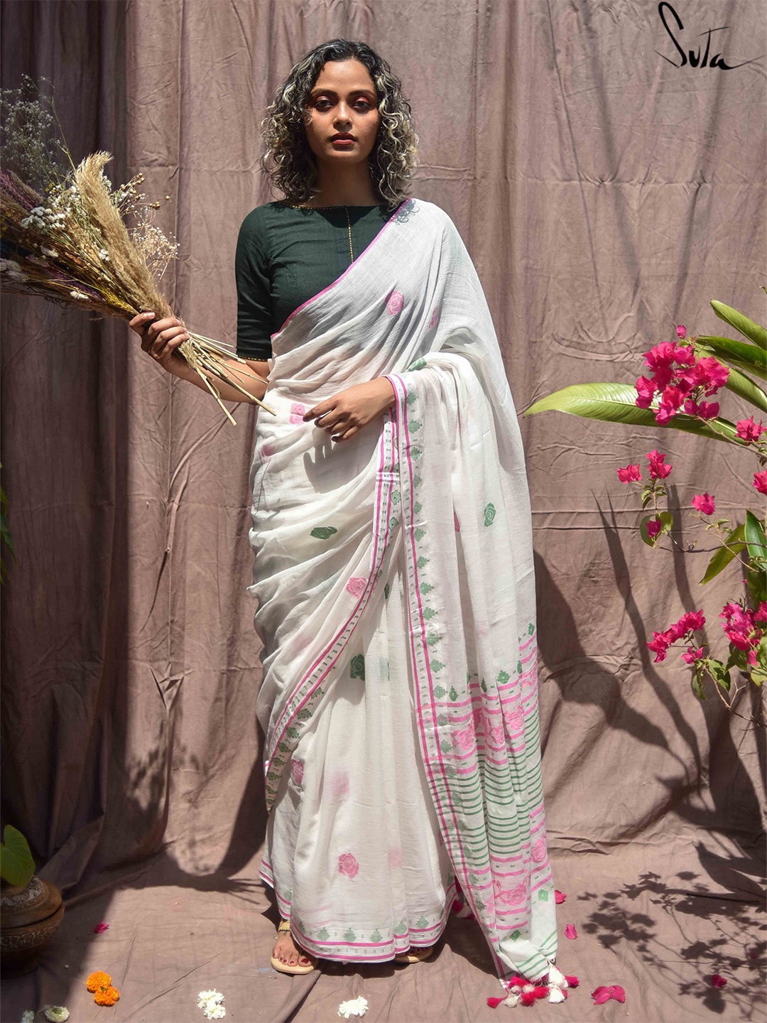 

Suta Floral Embroidered Pure Cotton Saree, White