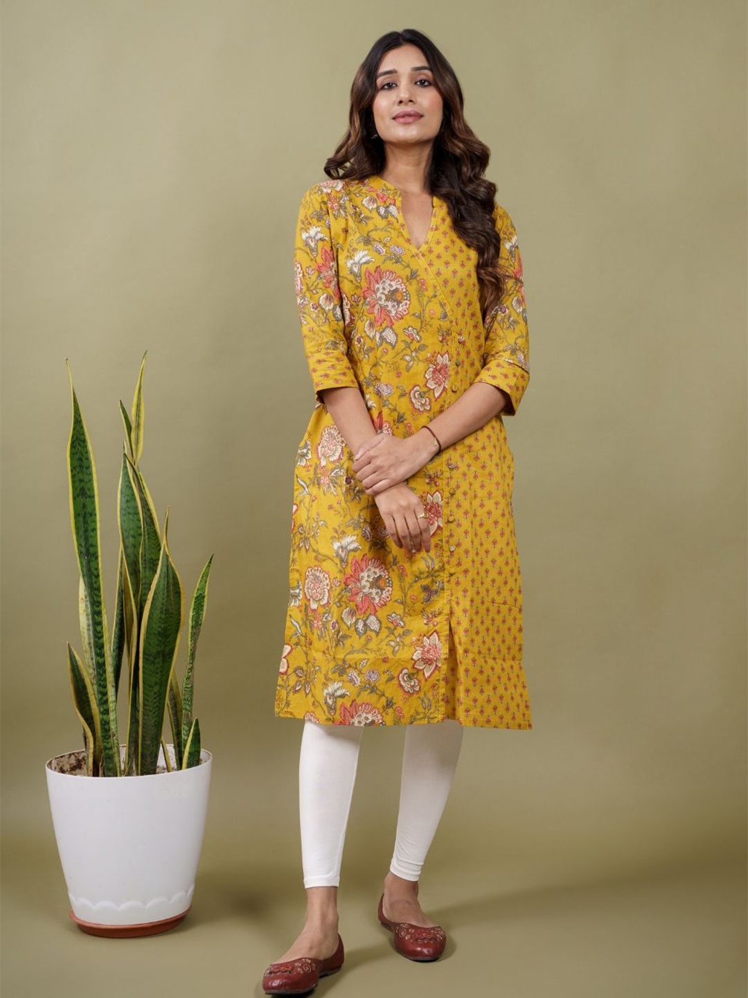 

EKISHA Mandarin Collar Floral Printed Pure Cotton Straight Kurta, Yellow