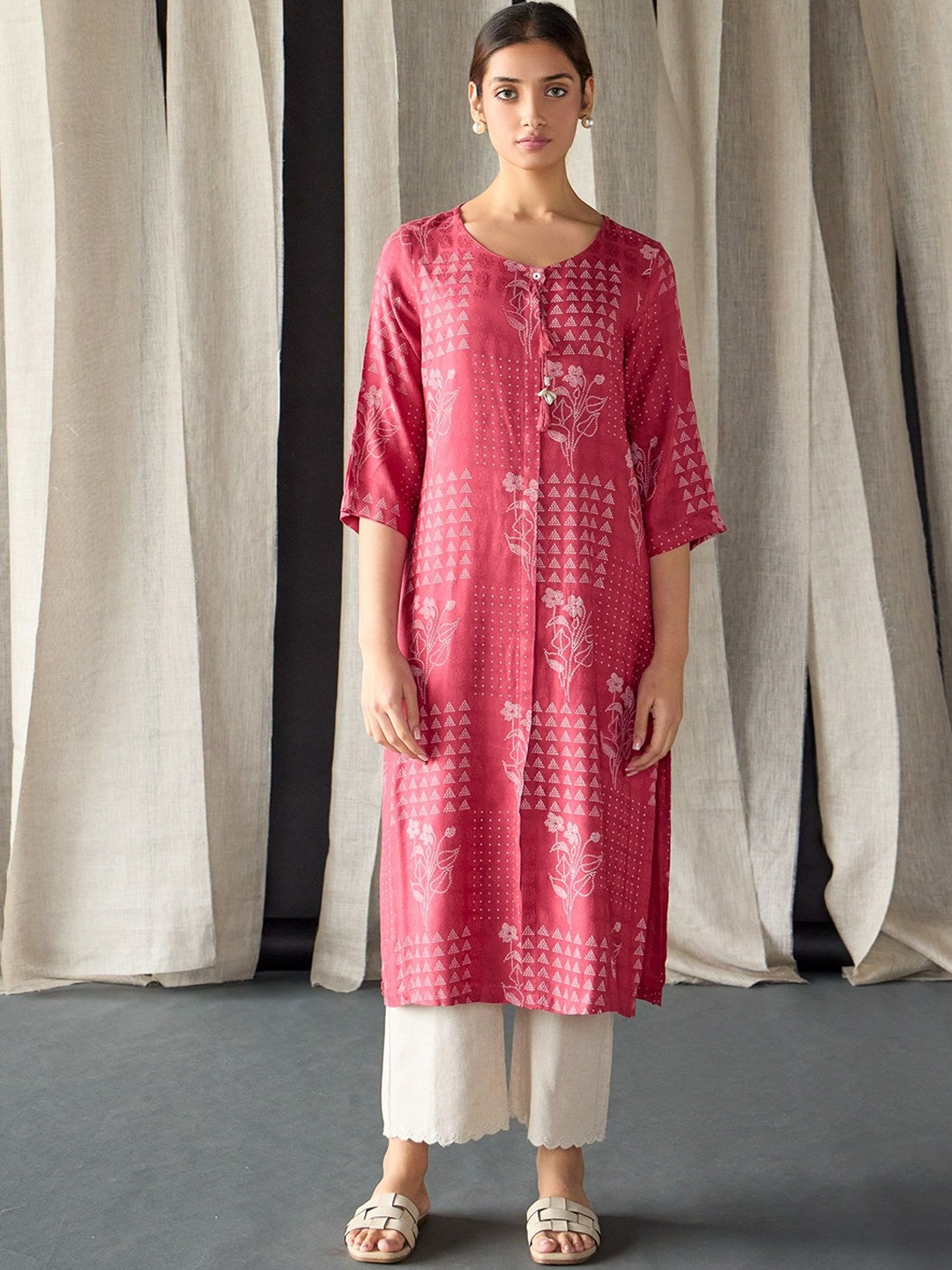 

Bombay Bloom Geometric Printed Regular Jacquard Straight Kurta, Red