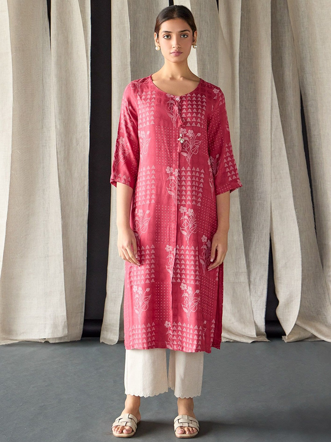 

Bombay Bloom Geometric Printed Regular Jacquard Straight Kurta, Red