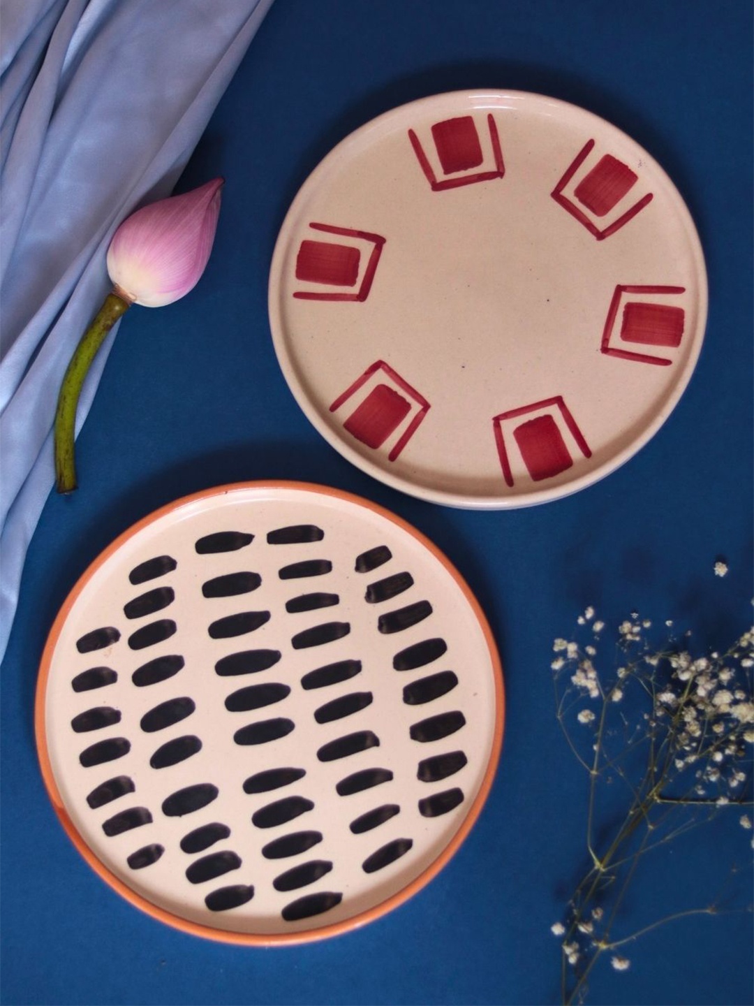

WEAVING HOMES White & Black 2 Pieces Printed Ceramic Glossy Plates