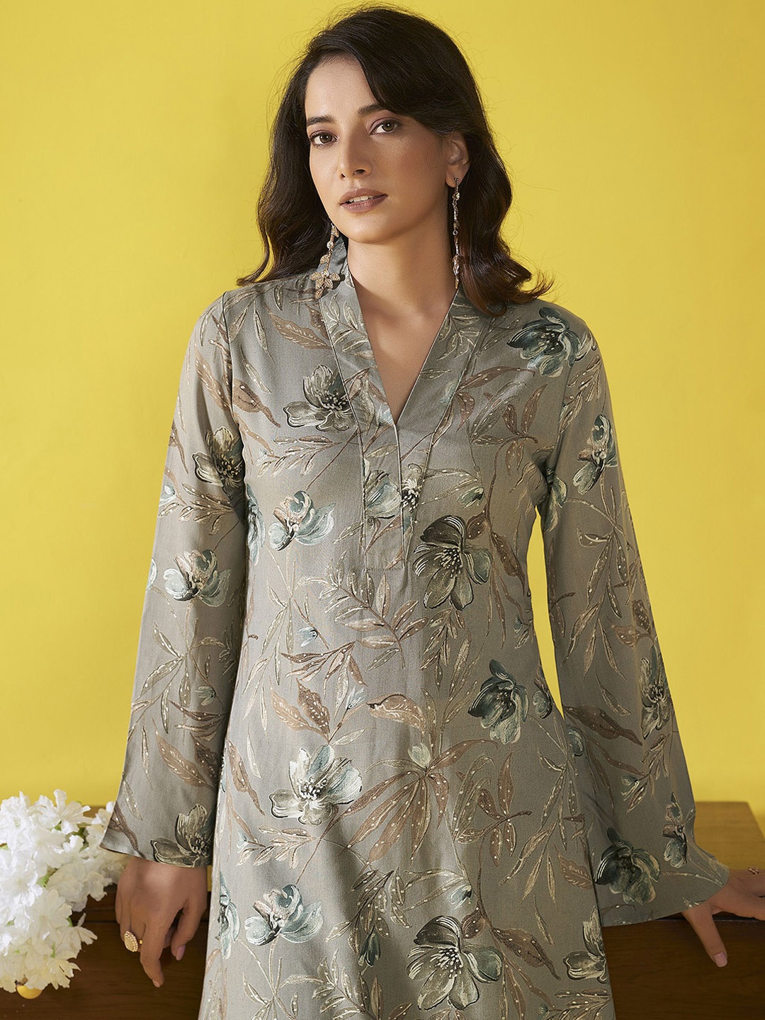 

Anouk Floral Printed V-Neck Bell Sleeves Straight Kurta, Grey