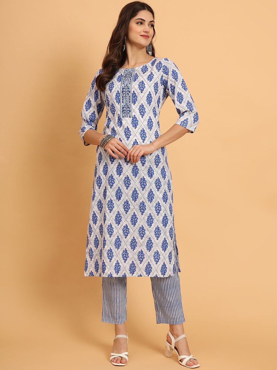 

AAYUMI Floral Printed Round Neck Pure Cotton Straight Kurta With Trousers, Blue