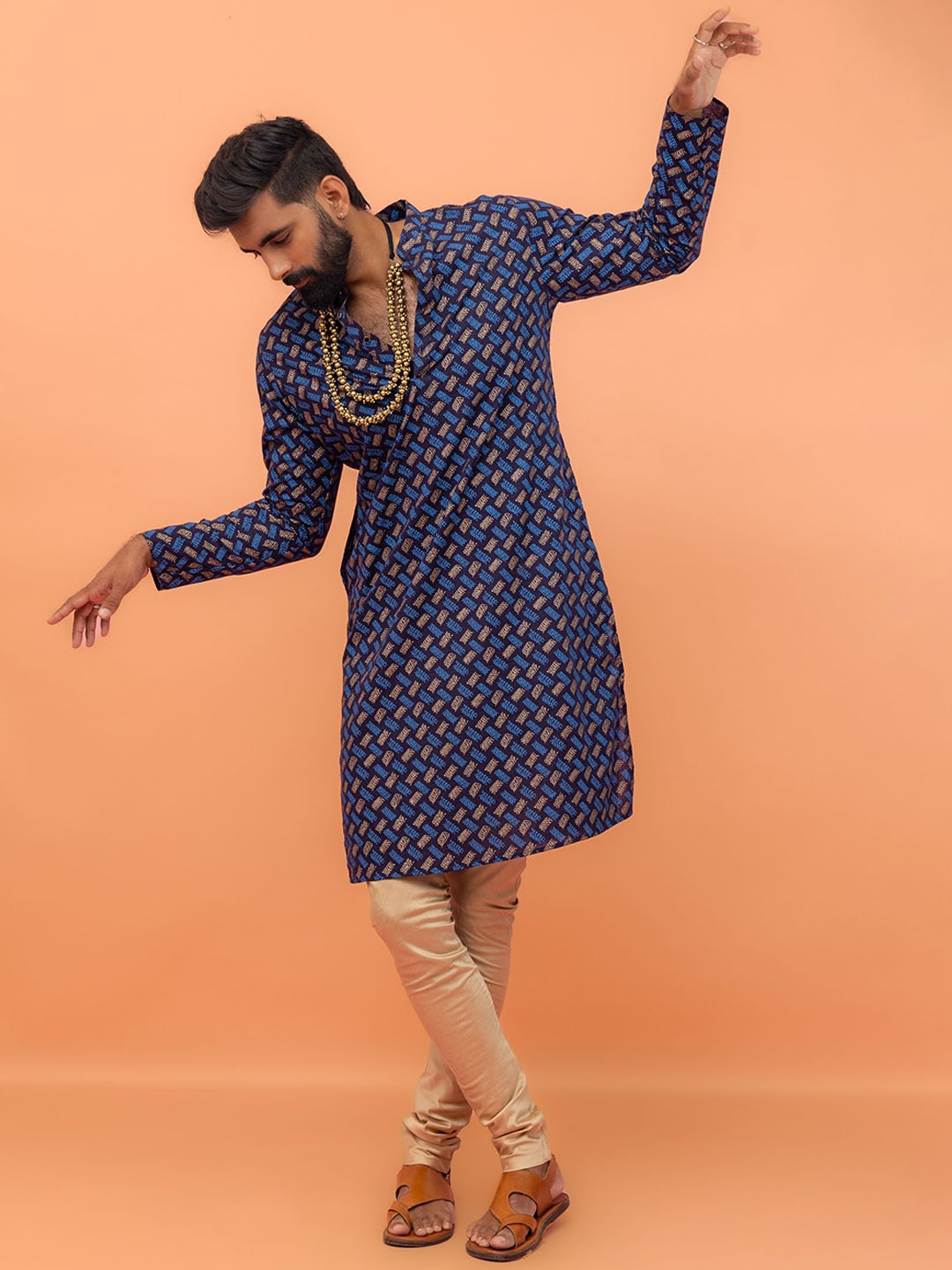 

KISAH Geometric Embroidered Kantha Work Mandarin Collar Straight Kurta with Churidar, Navy blue