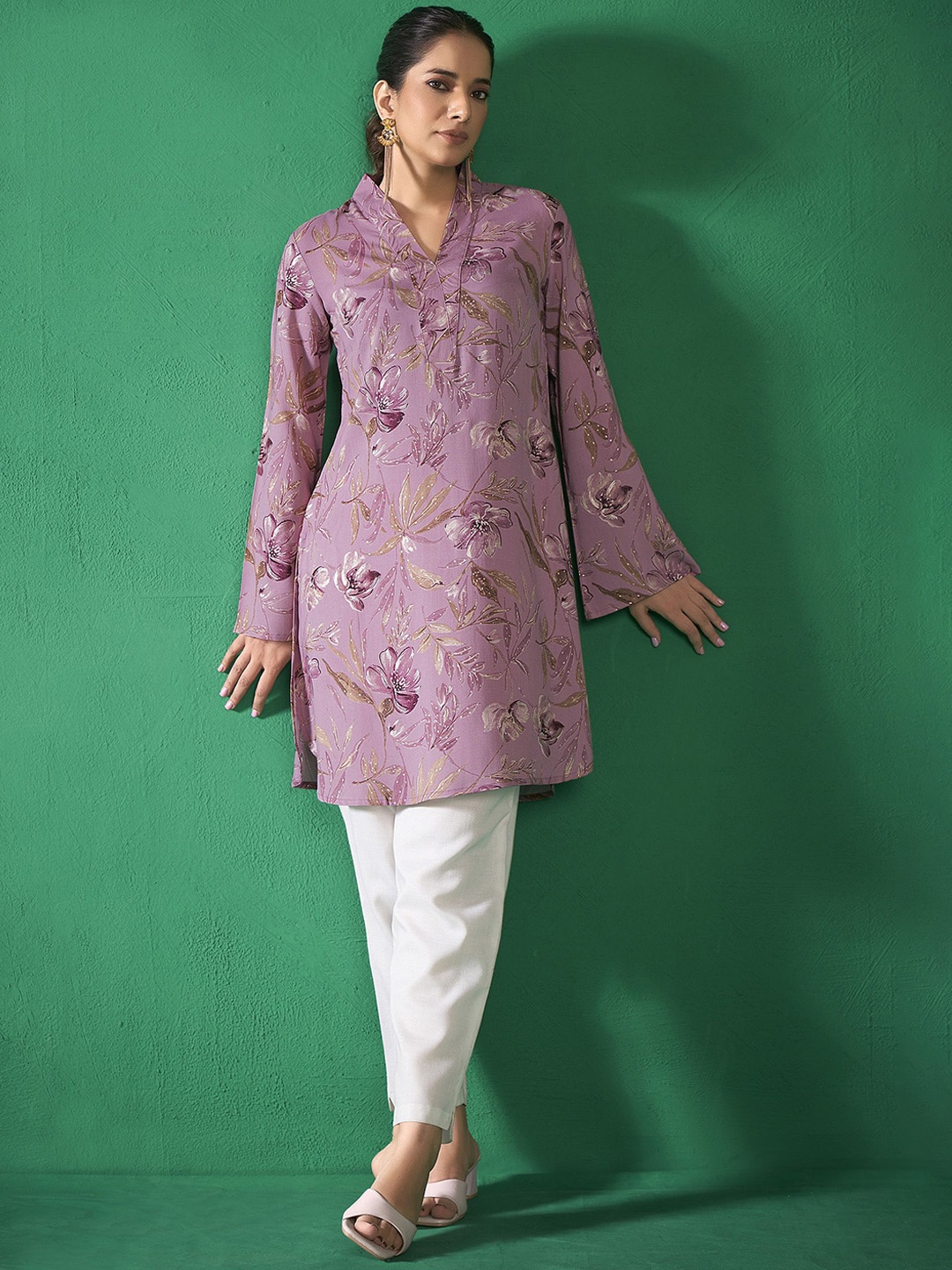 

Anouk Floral Printed V-Neck Bell Sleeves Straight Kurta, Pink