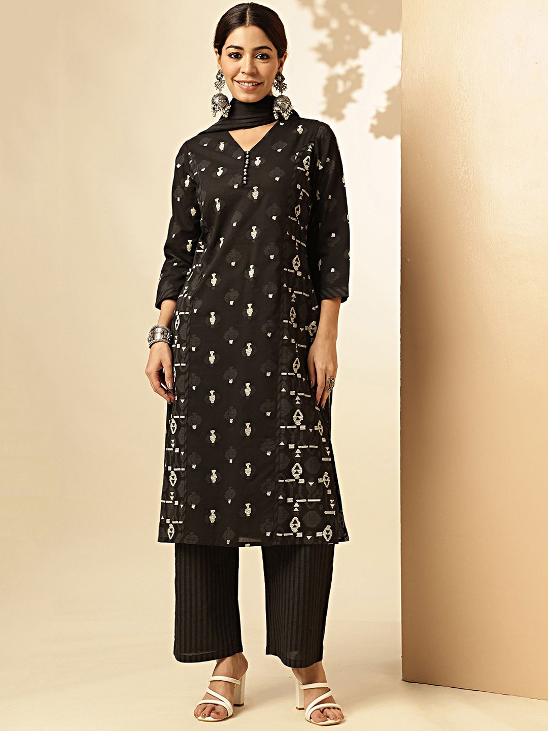 

Vbuyz Floral Printed Pure Cotton Straight Kurta With Trouser & Dupatta, Black