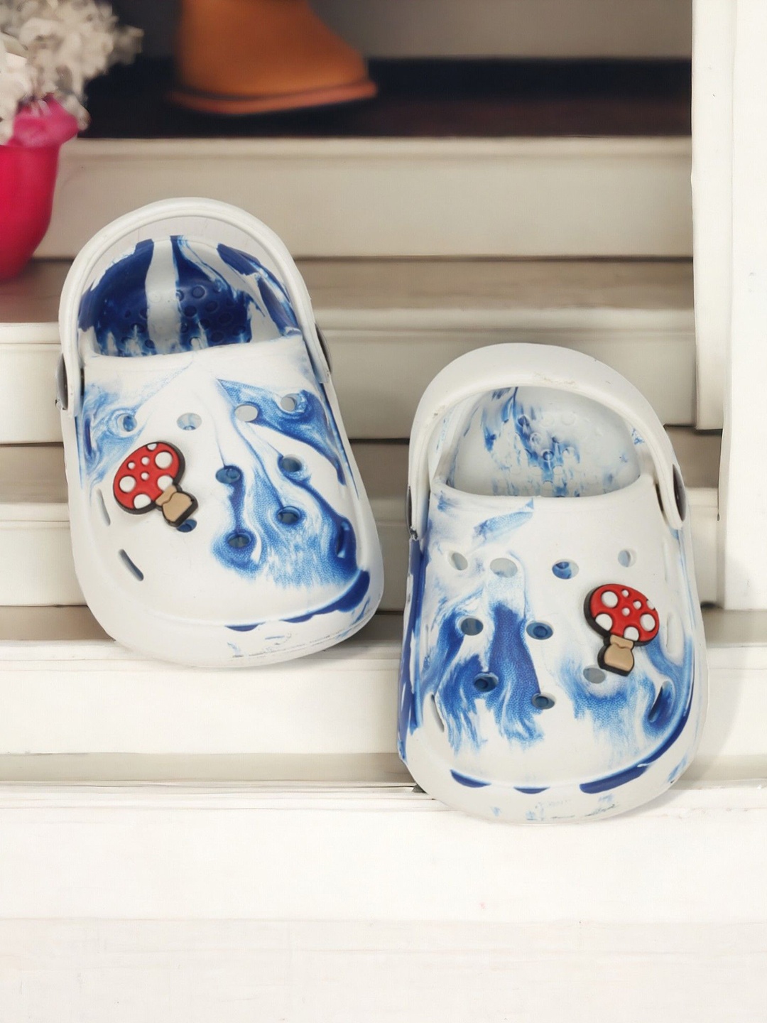 

Lil Lollipop Kids Marble Look Anti-Slip Printed Clogs, White