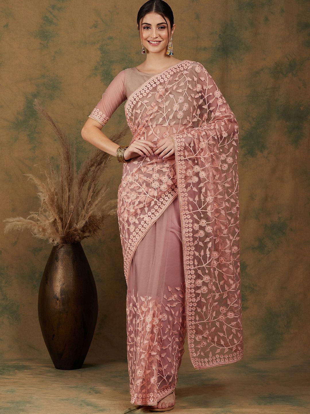 

DIVASTRI Embellished Floral Work Net Saree, Peach