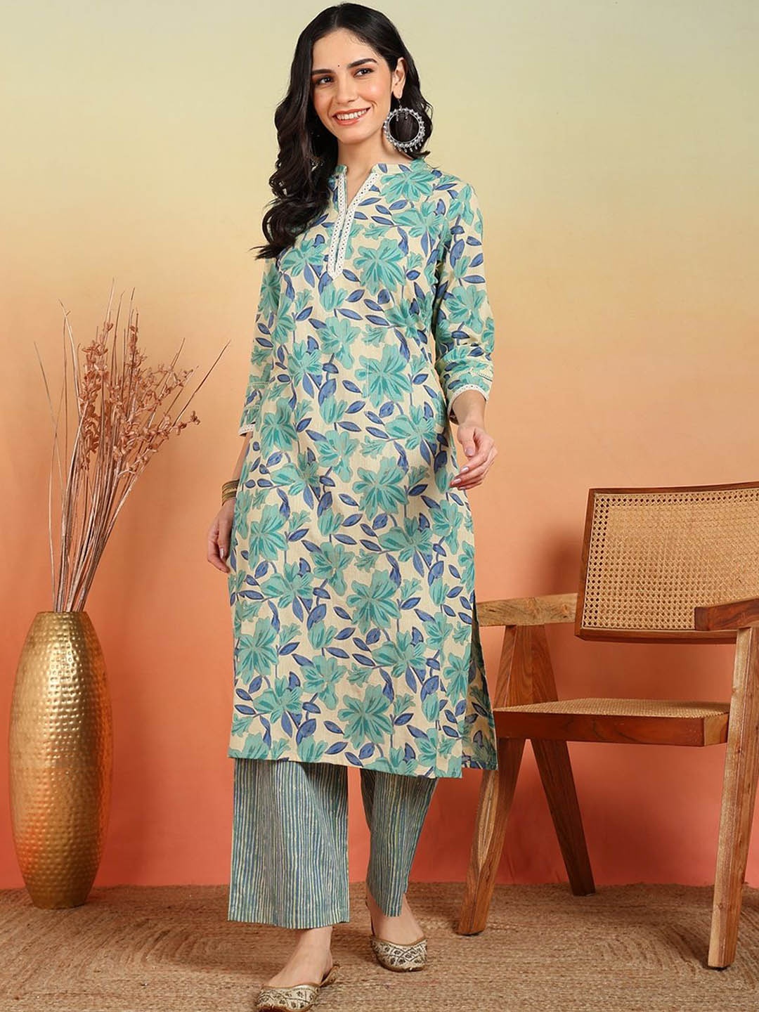 

YASH GALLERY Floral Printed Straight Kurta with Trousers, Green