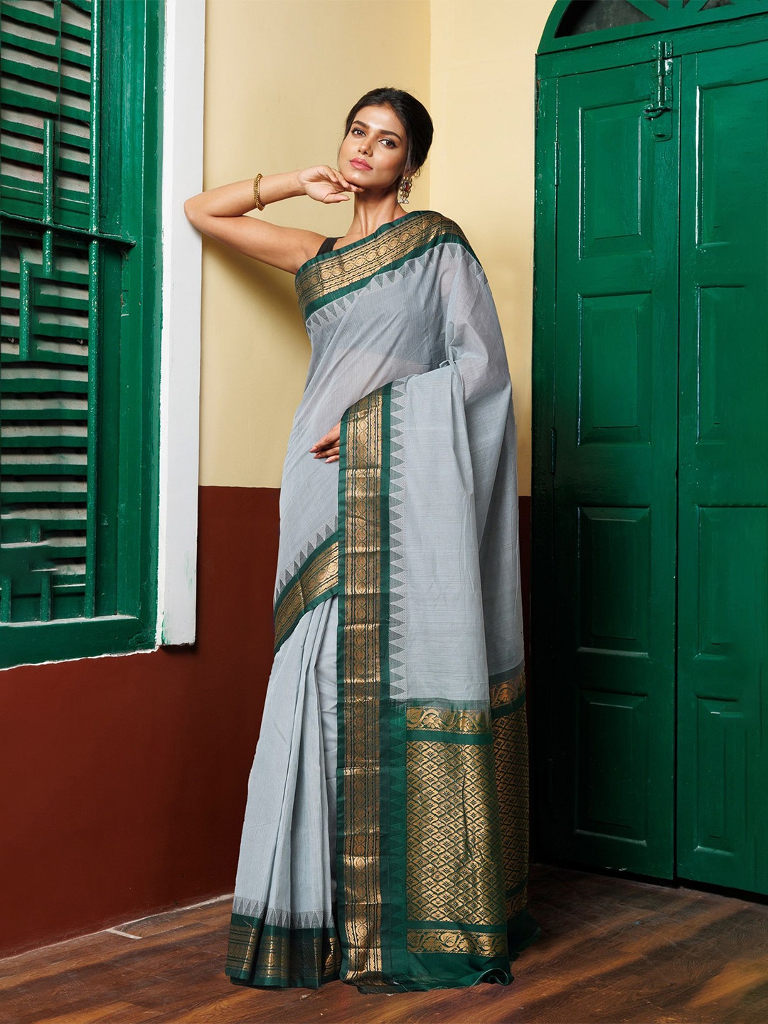 

Unnati Silks Woven Design Zari Pure Cotton Handloom Gadwal Saree, Grey