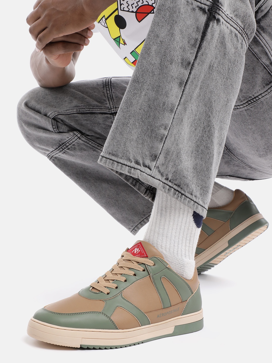 

Aeropostale Men Colourblocked Sneakers, Brown