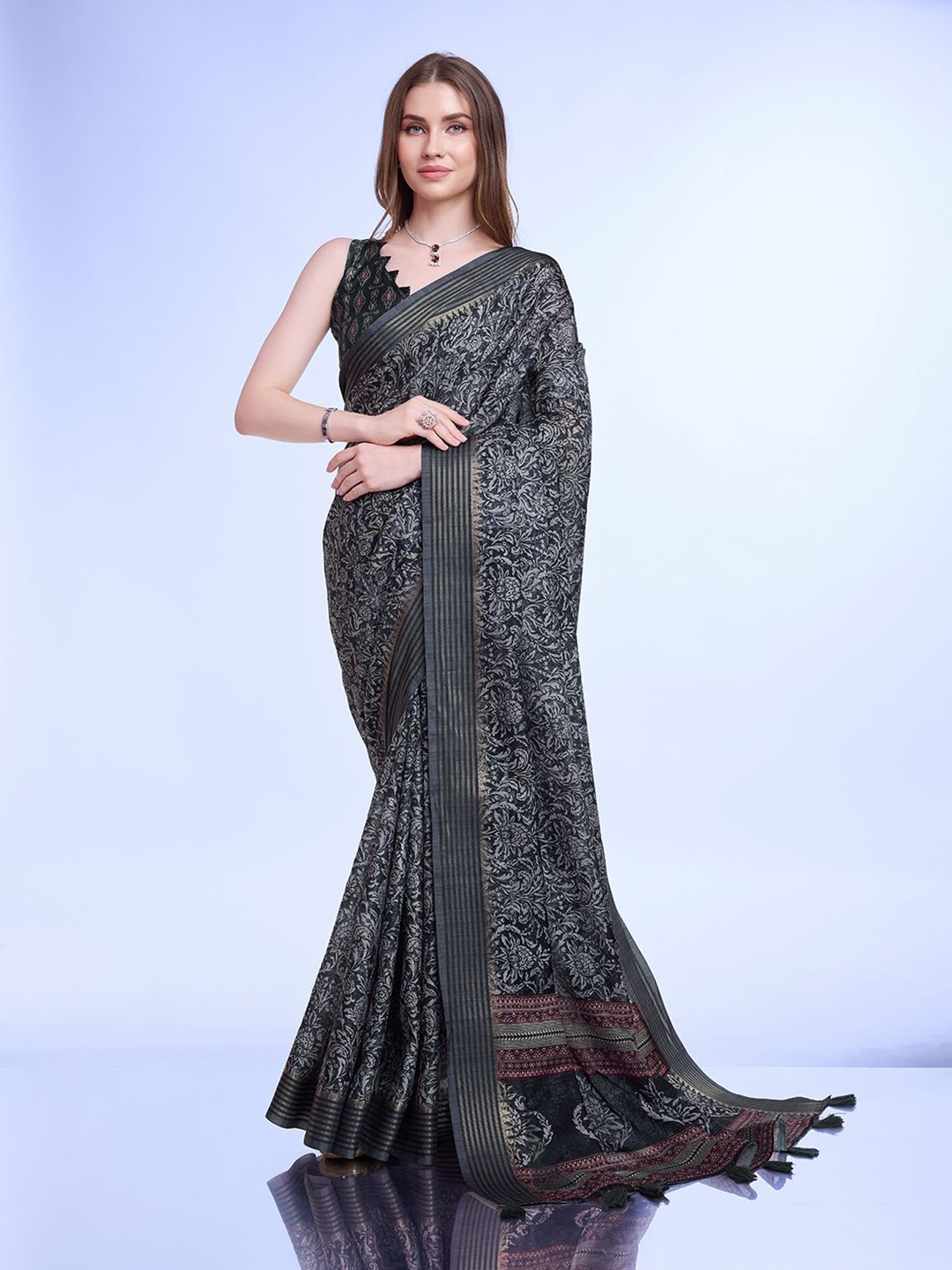 

Ishin Ethnic Motifs Printed Saree, Grey