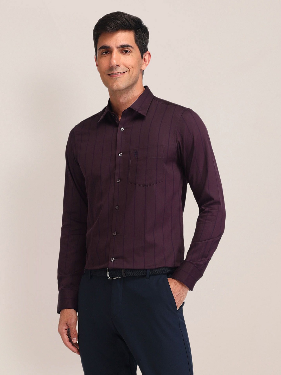 

U.S. Polo Assn. Men Cutaway Collar Vertical Striped Cotton Tailored Fit Semiformal Shirt, Purple