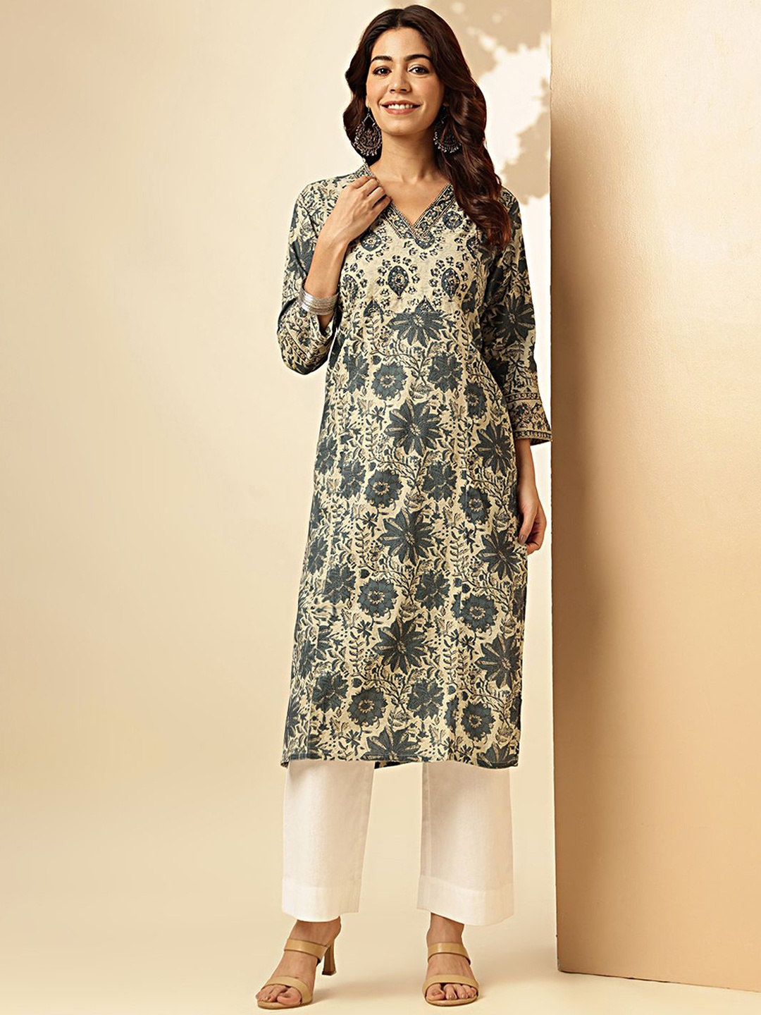 

Vbuyz Floral Printed V-Neck Three Quarter Sleeves Sequined Straight Kurta, Blue