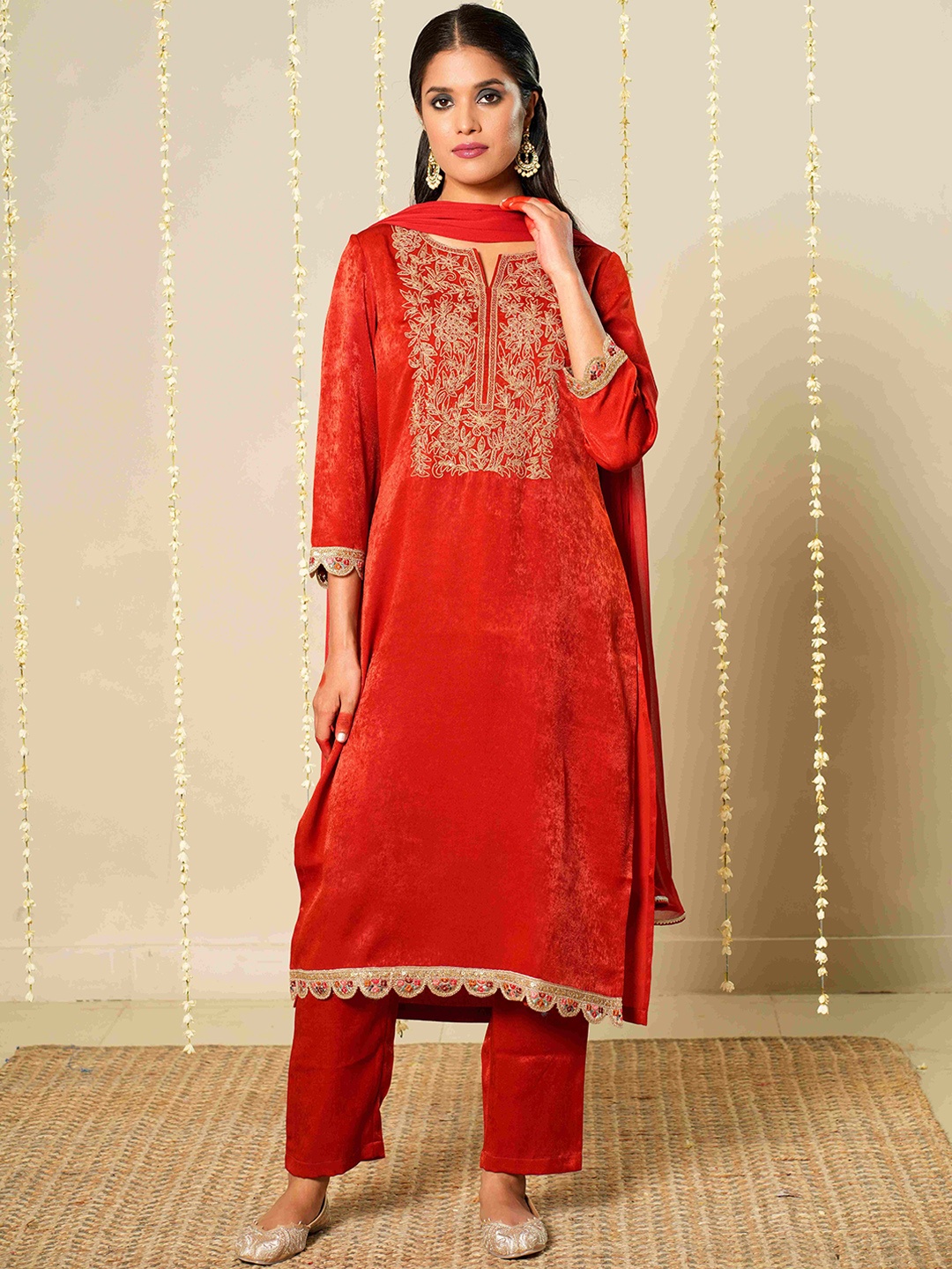 

Meesan Embroidered Velvet Kurta Set, Red