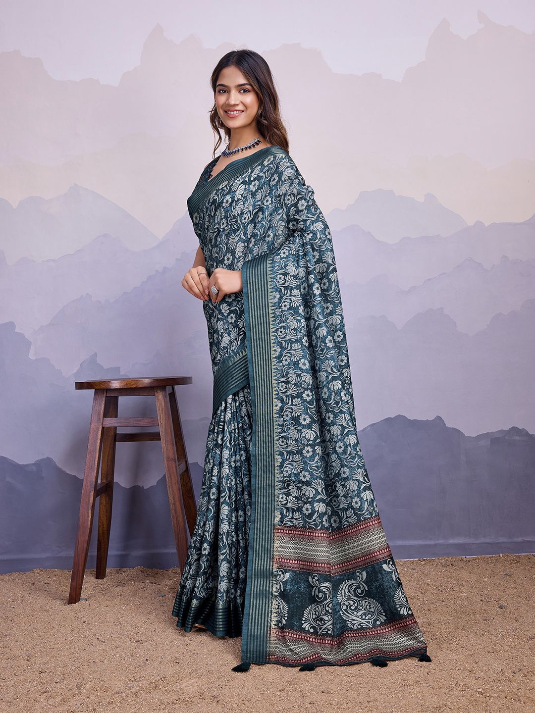 

Ishin Floral Printed Saree, Blue