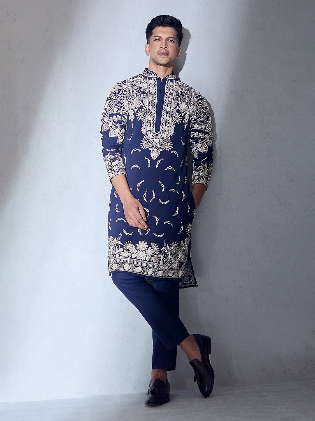 

Alaya Advani Ethnic Motifs Embroidered Thread Work Straight Kurta with Trousers, Blue