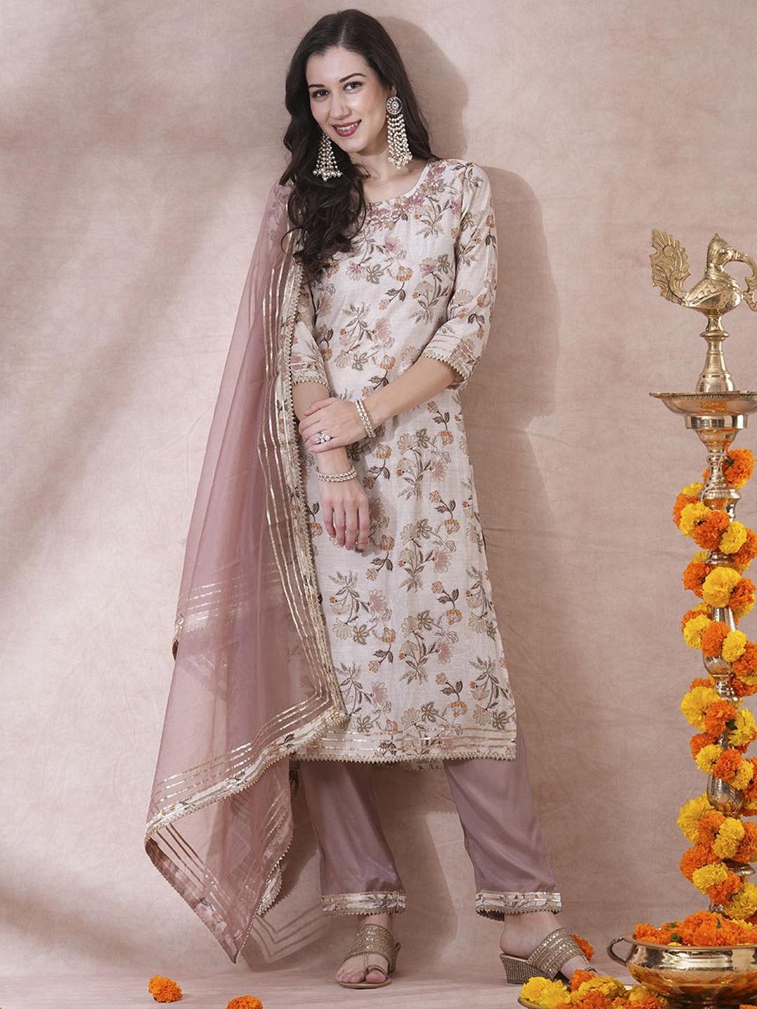 

FASHOR Women Ethnic Motifs Printed Regular Gotta Patti Kurta with Trousers & With Dupatta, Cream