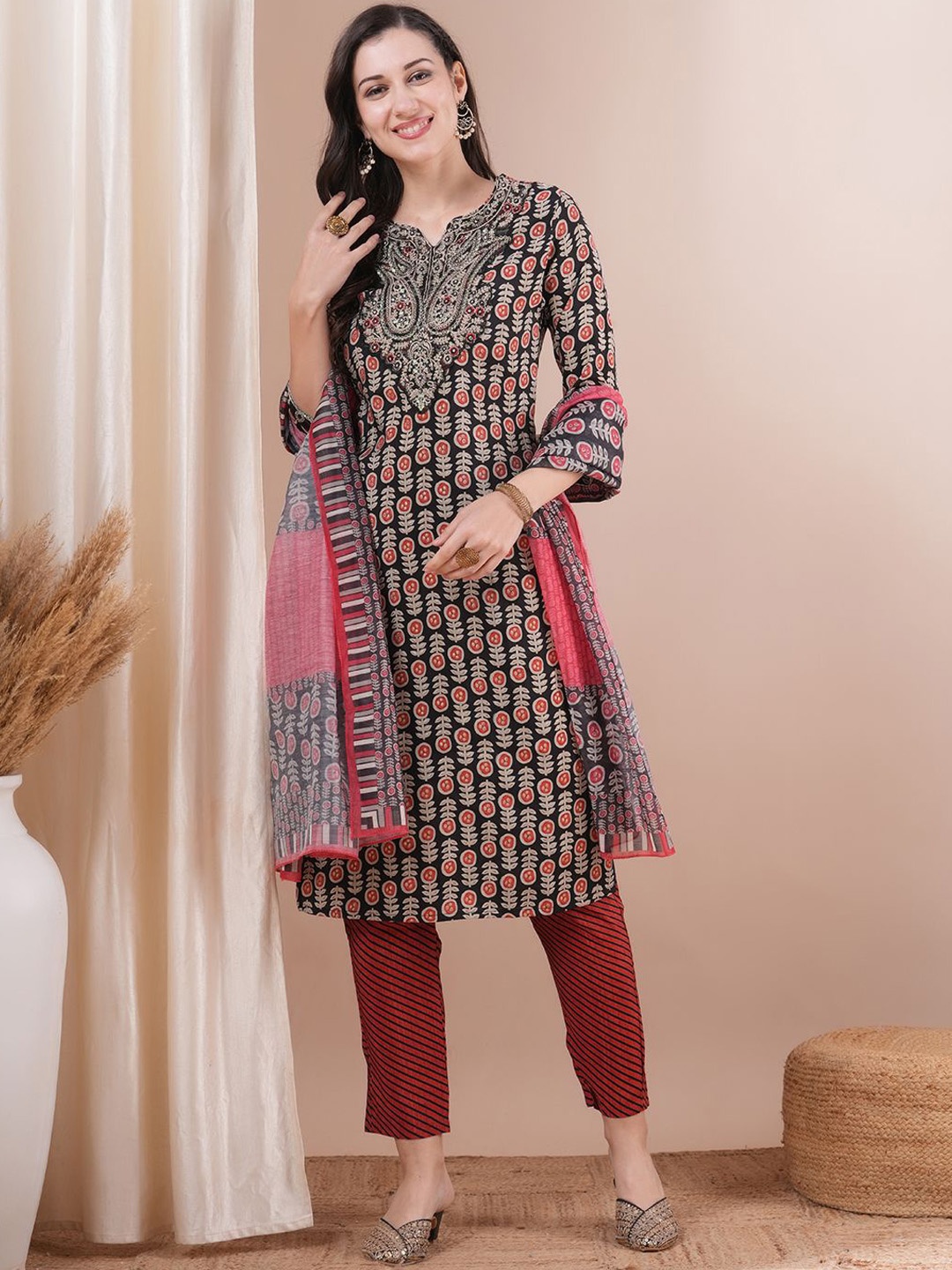 

FASHOR Notch Neck Floral Printed Sequinned Straight Kurta with Trouser & Dupatta, Black
