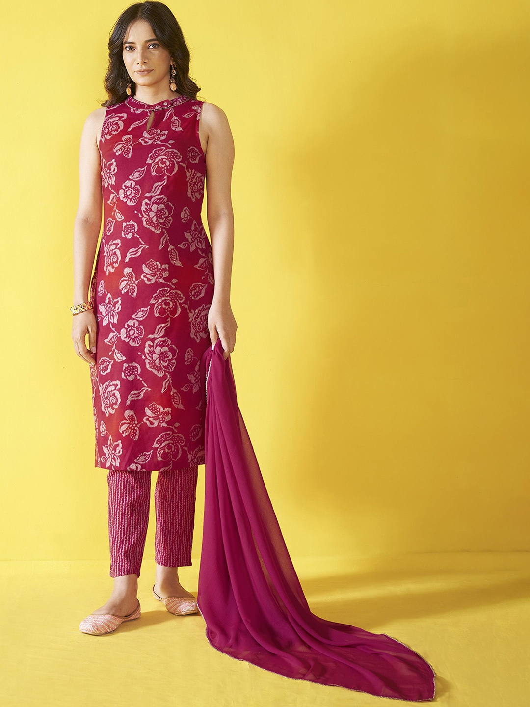 

Anouk Red Floral Printed Keyhole Neck Gotta Patti Straight Kurta With Trousers & Dupatta