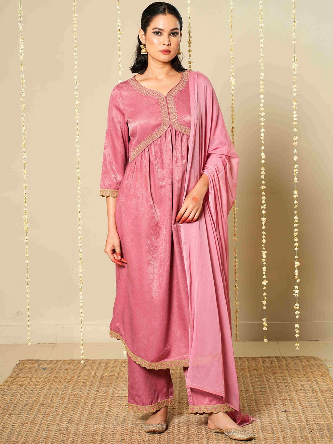

Meesan Embroidered Velvet Kurta Set, Pink