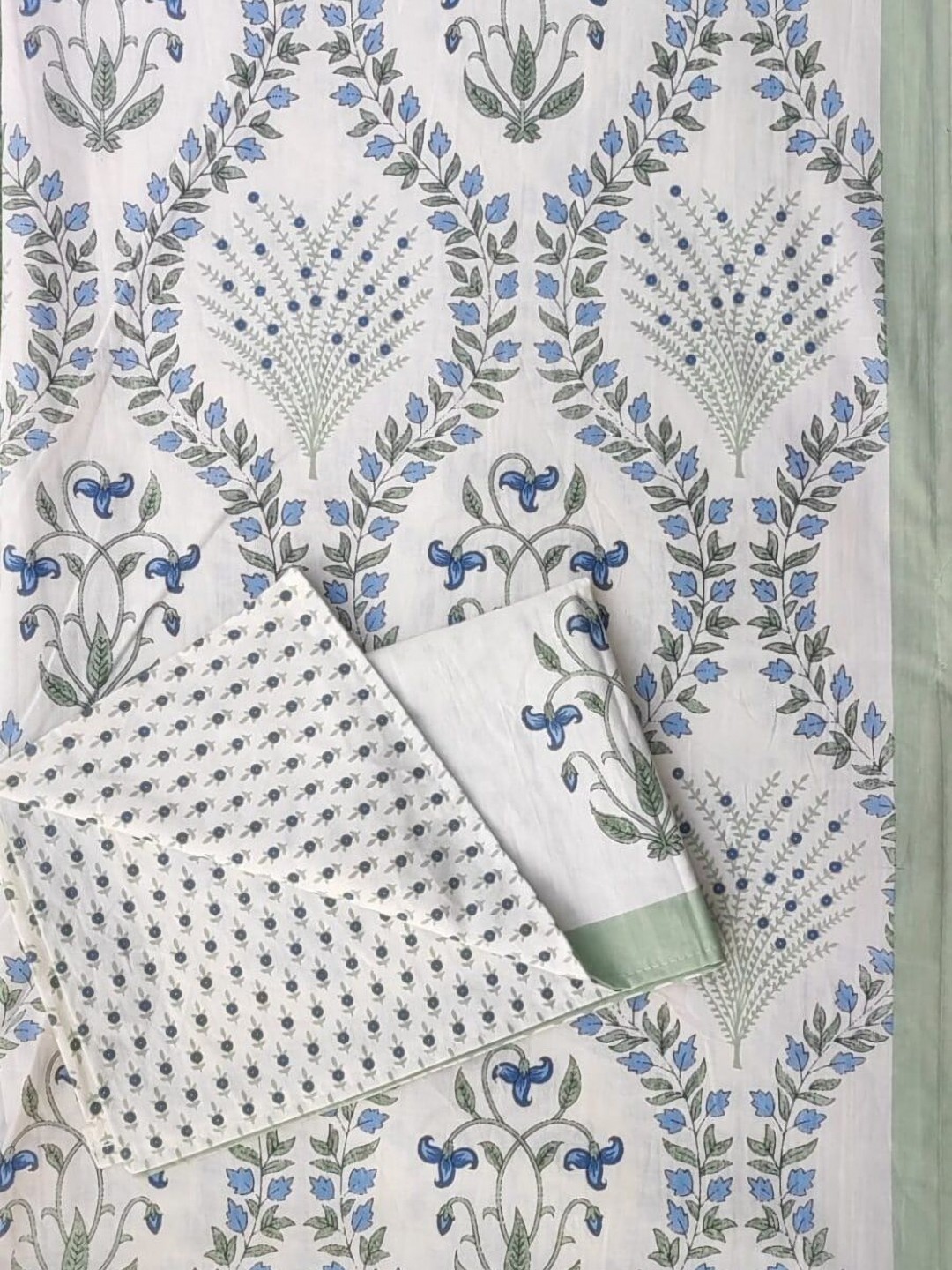 

Bedbathandbliss Pink Floral 300 TC King Bedsheet with 2 Pillow Covers