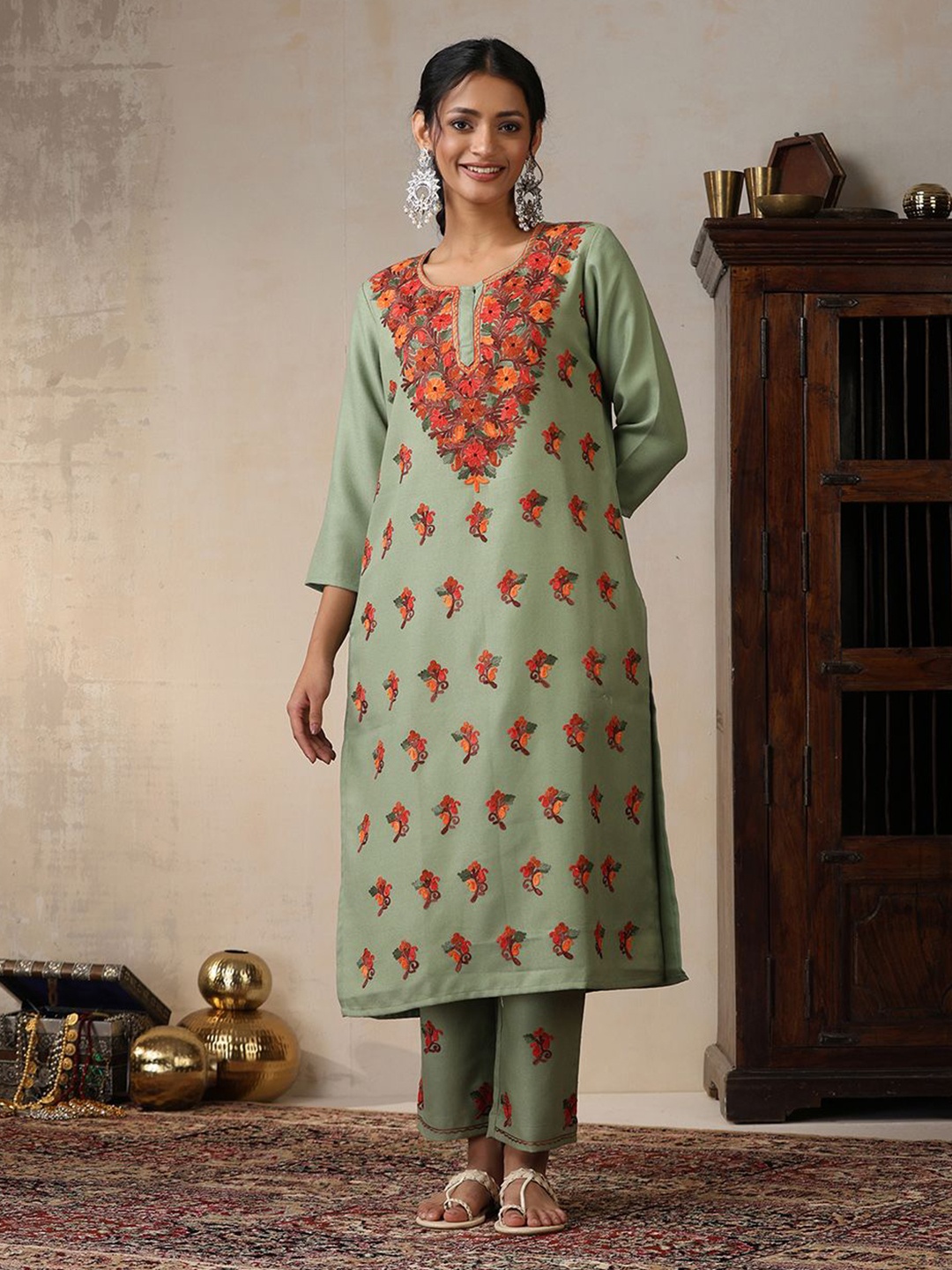 

House of Chikankari Floral Embroidered Straight Kurta With Trousers, Green