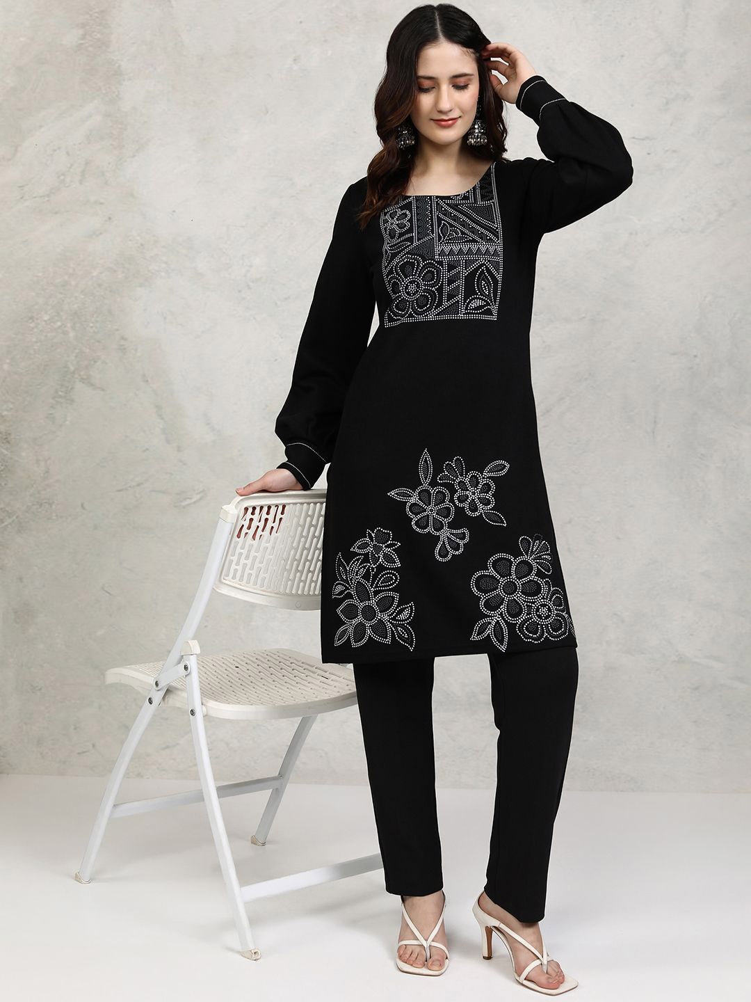 

Vishudh Black Ethnic Motifs Yoke Design Round Neck Bishop Sleeves Straight Kurta