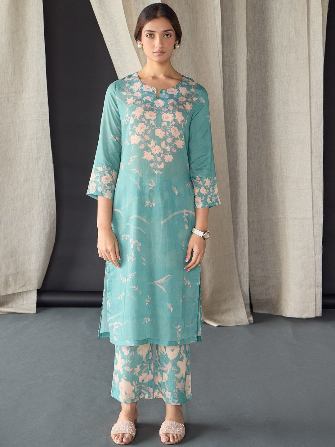 

Bombay Bloom Floral Printed Kurta With Palazzos, Blue