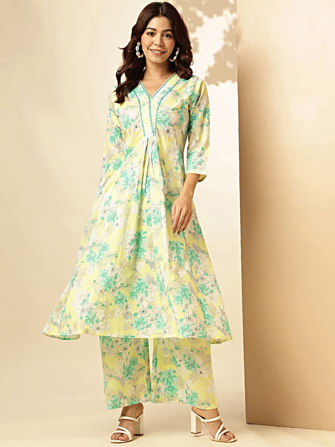 

Vbuyz Blue Floral Printed Three-Quarter Sleeves Pure Cotton A-Line Kurta With Palazzo