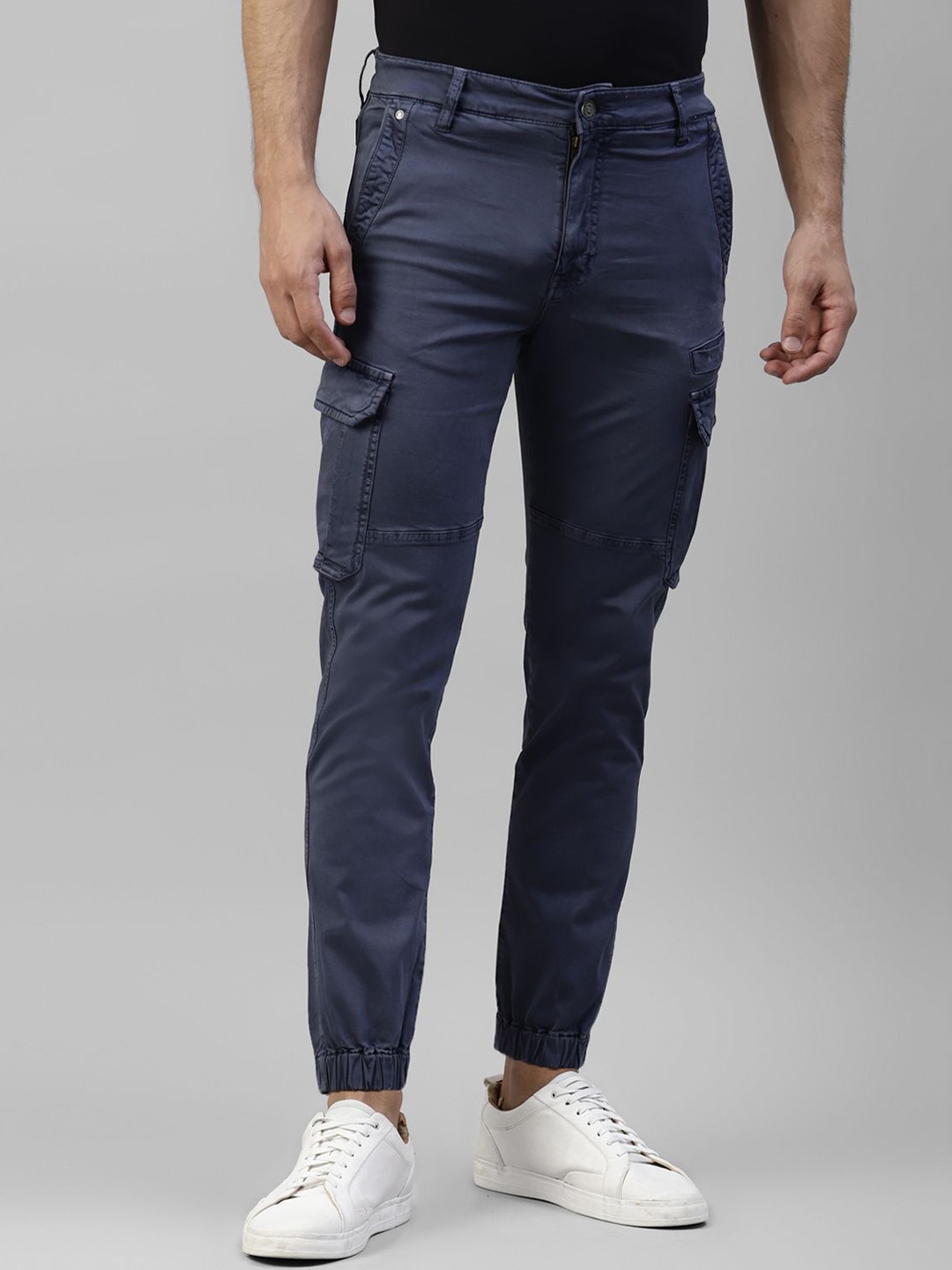 

Royal Enfield Men Mid-Rise Cargo Style Joggers, Navy blue