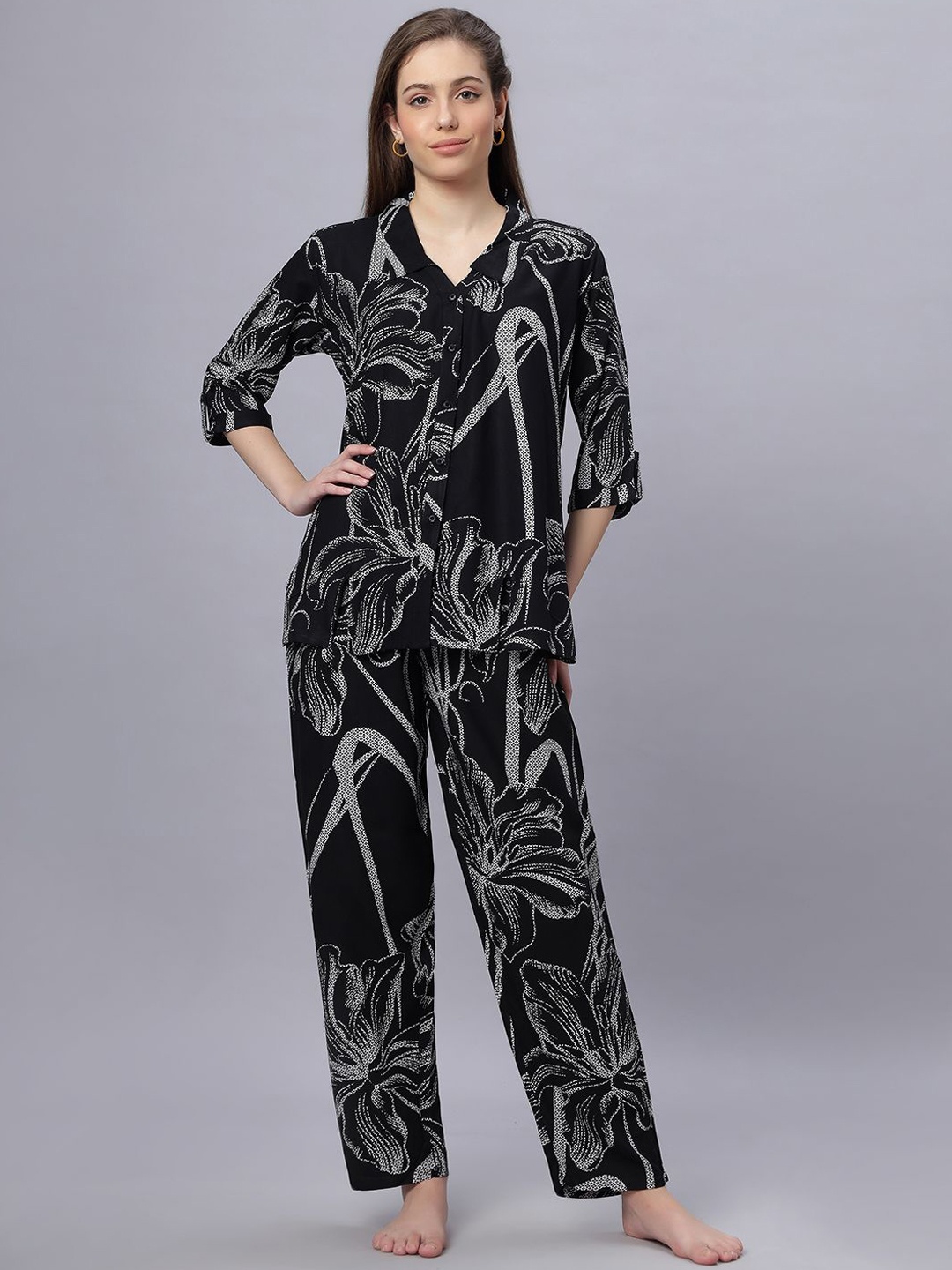 

QUIRA Women Floral Printed Night suit, Black