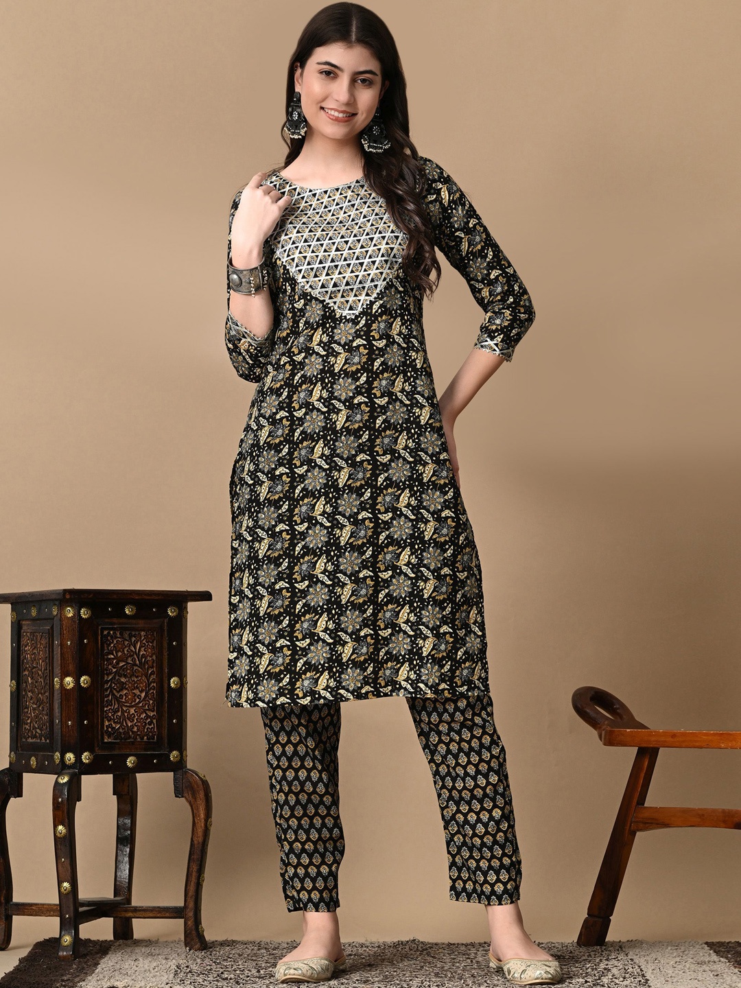 

TOP 2 BOTTOM Floral Printed Round Neck Pure Cotton Straight Kurta & Trouser & Dupatta, Black