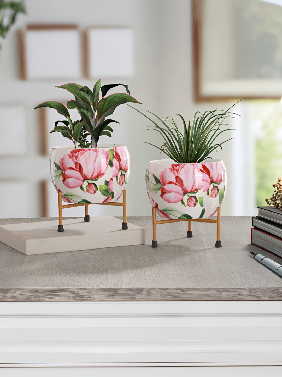

Homspurts White & Pink 4 Pieces Floral Printed Planters With Stands