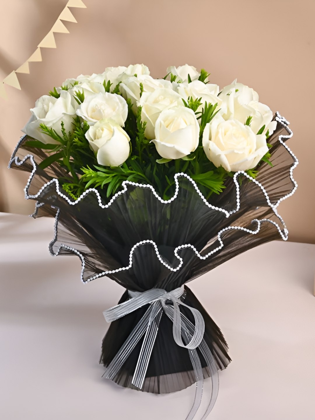 

Floweraura White & Black 15 Pieces Roses Fresh Flowers Bouquet