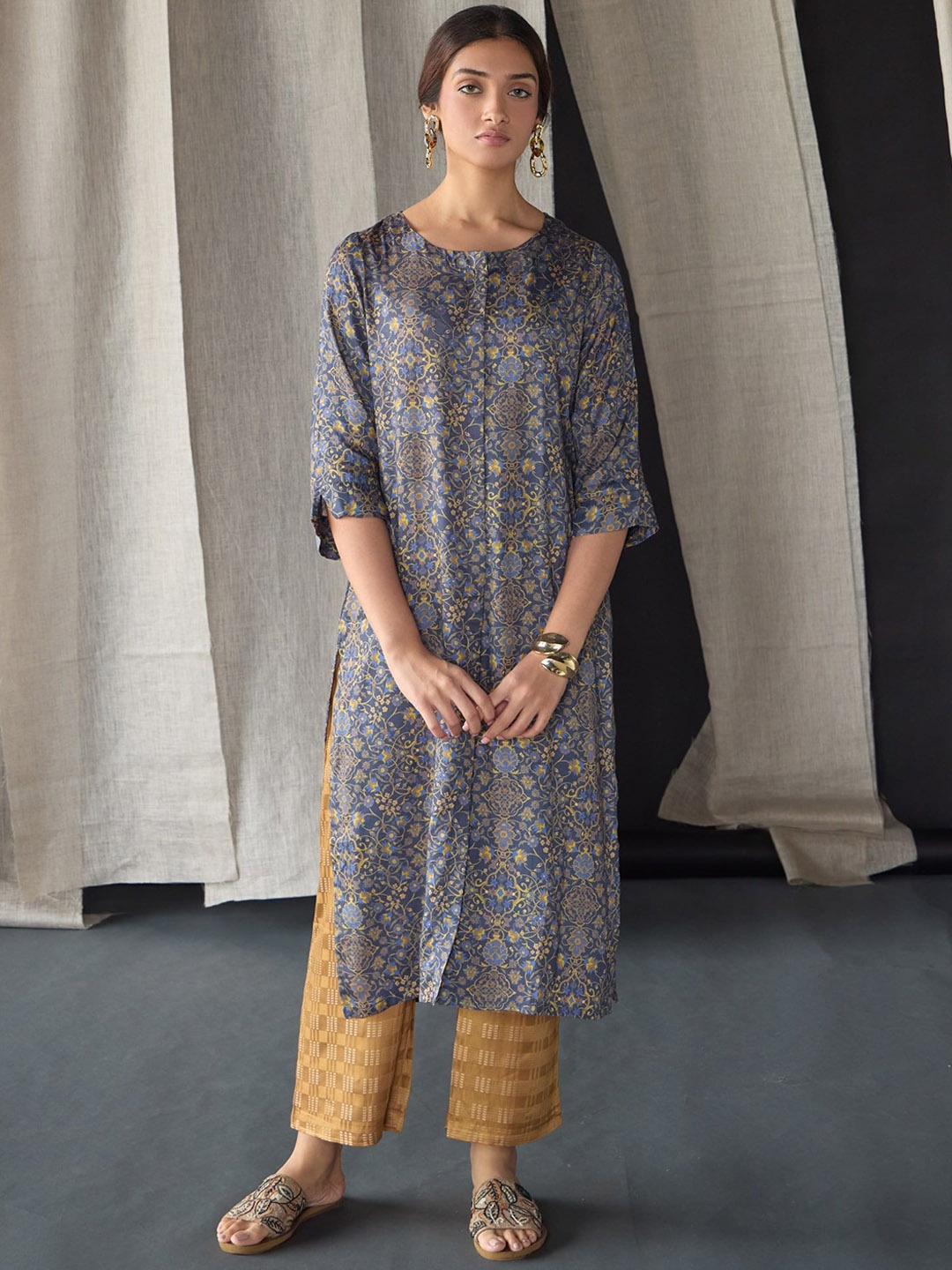 

Bombay Bloom Ethnic Motifs Printed Straight Kurta With Trousers, Grey