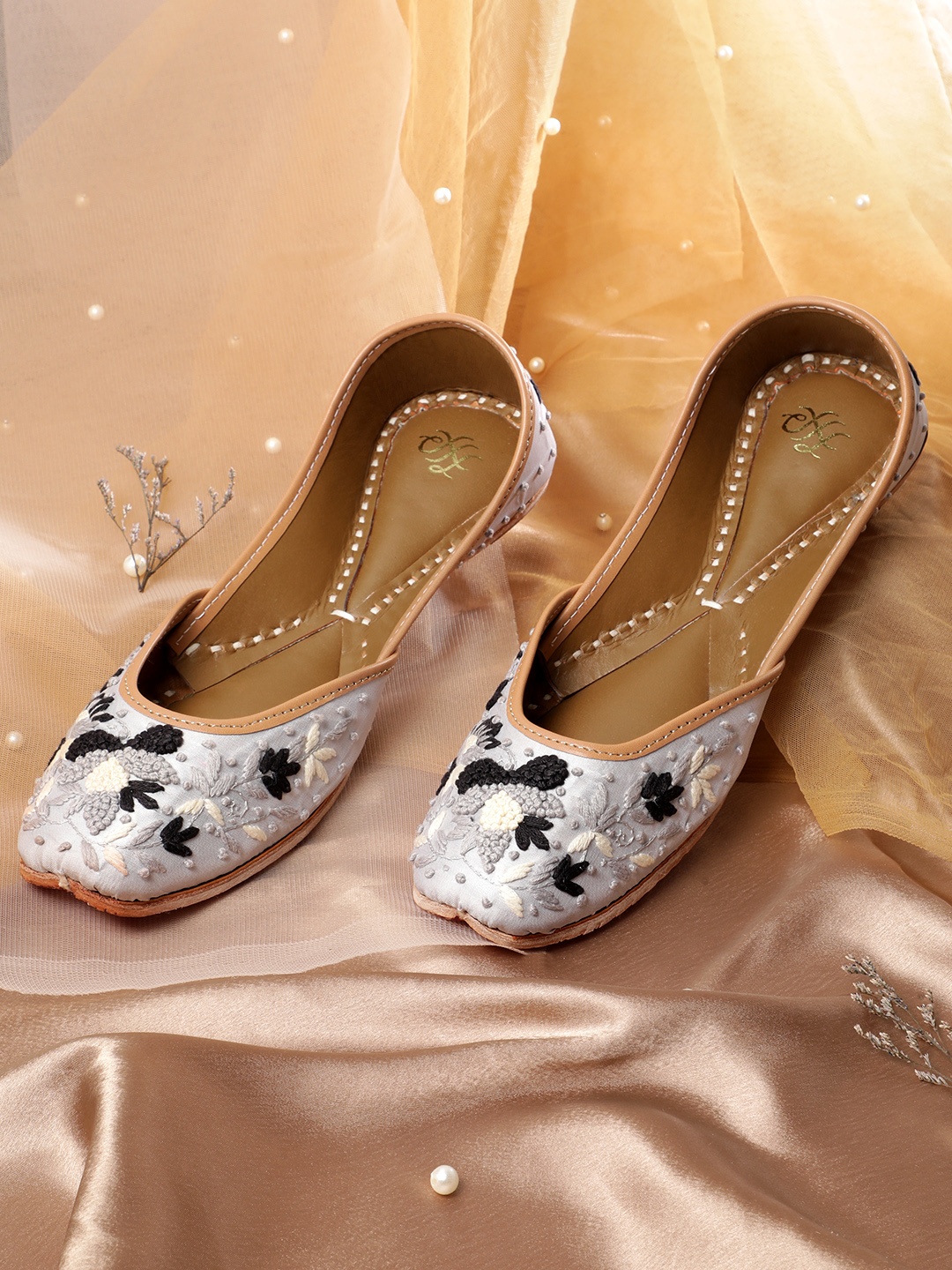 

House of Pataudi Women Ethnic Embroidered Mojaris, Silver