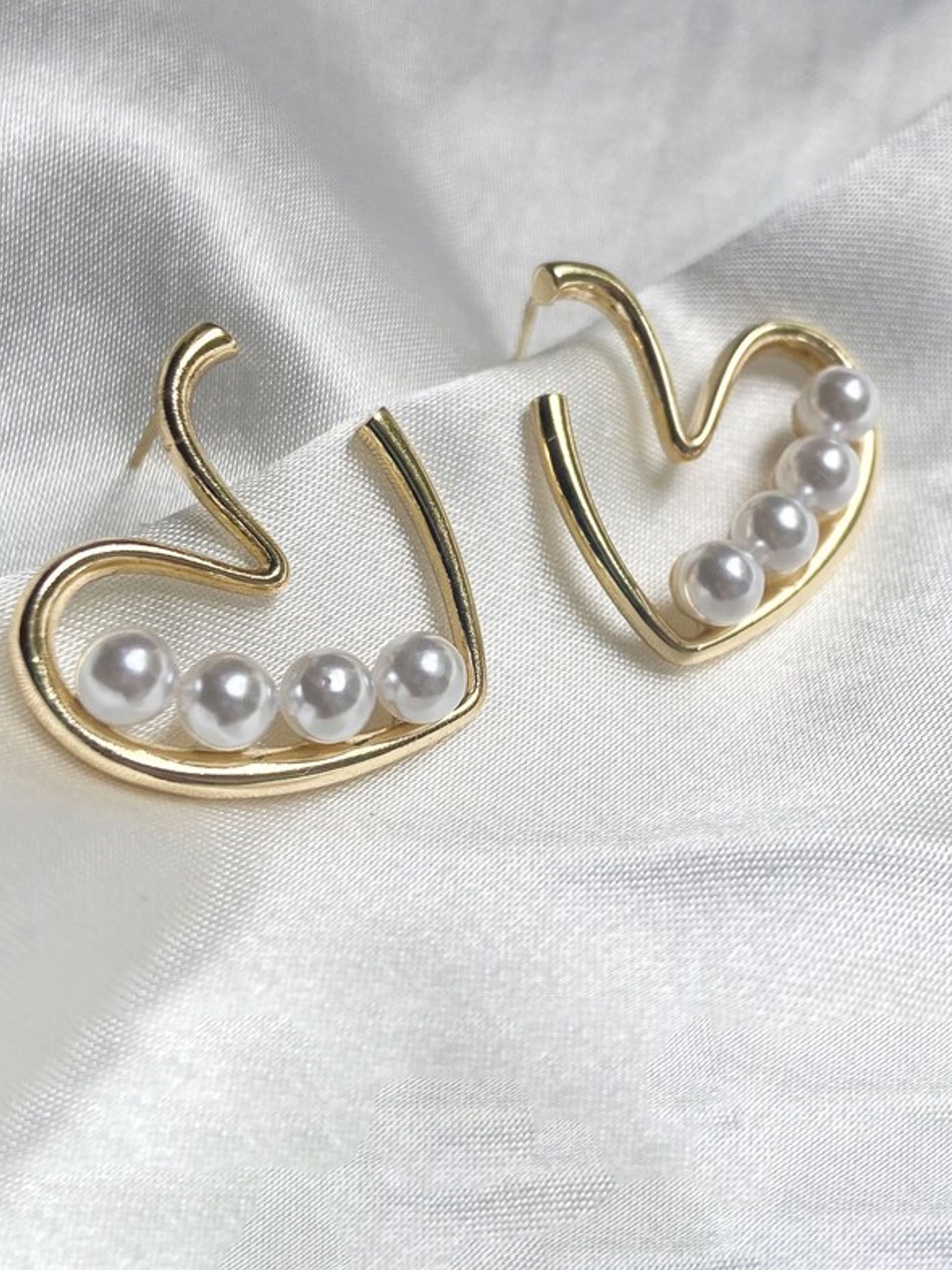 

SUBHAGALANKAR Gold Plated Artificials Beads Beaded Heart Shaped Studs Earrings