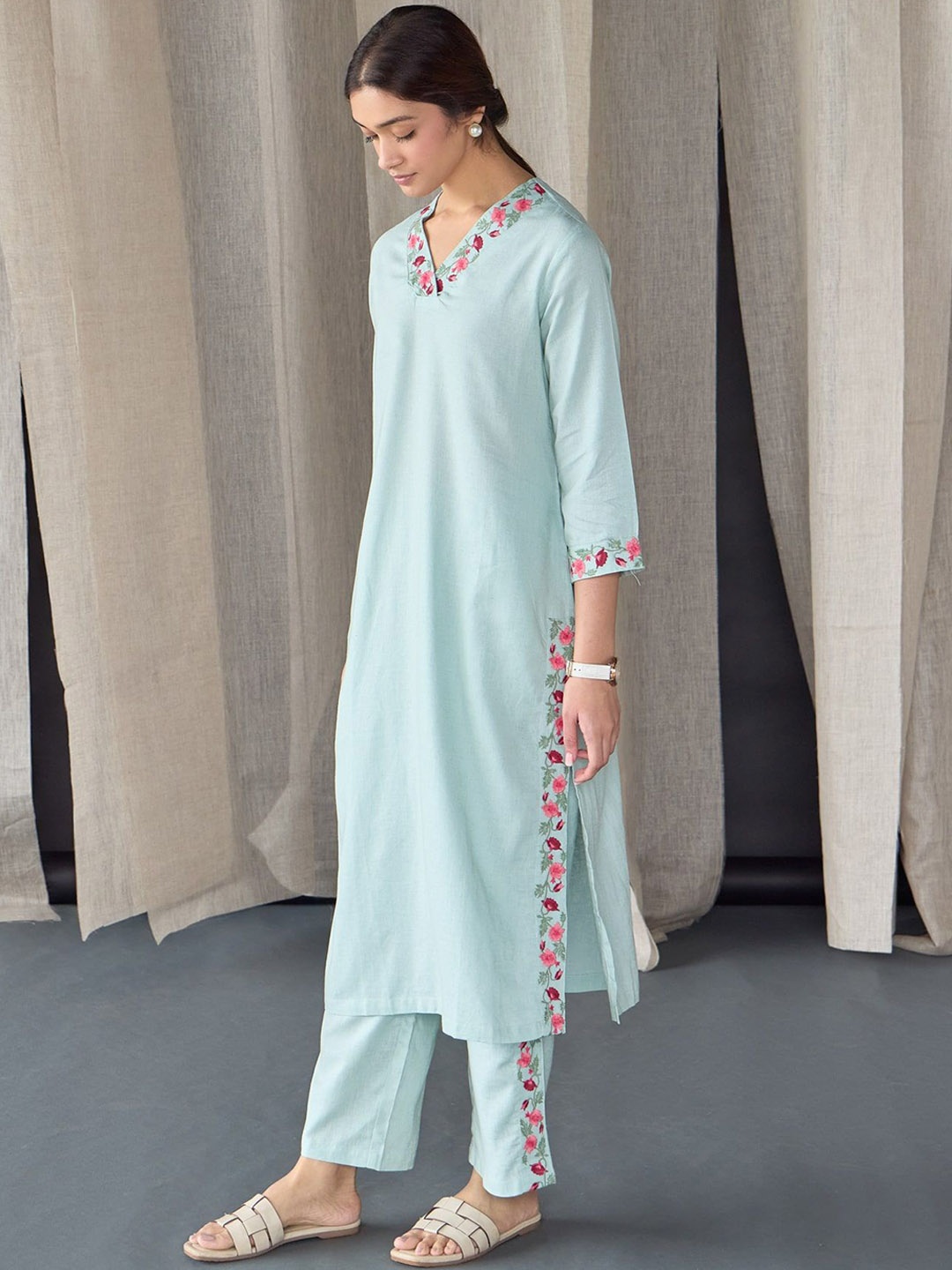 

Bombay Bloom Floral Embroidered Thread Work Linen Kurta with Trouser, Blue