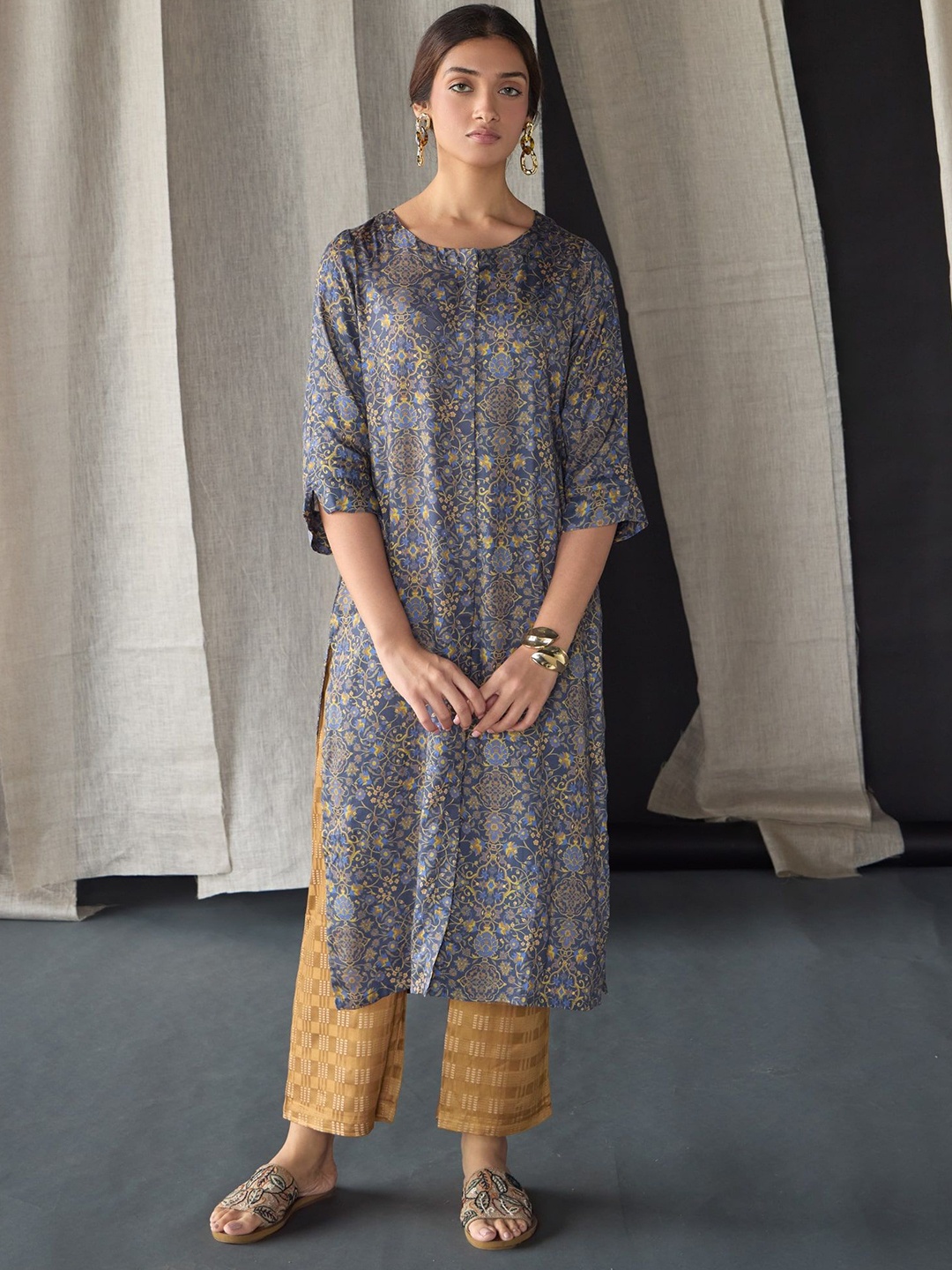 

Bombay Bloom Floral Printed Round Neck Straight Kurta with Trousers, Grey