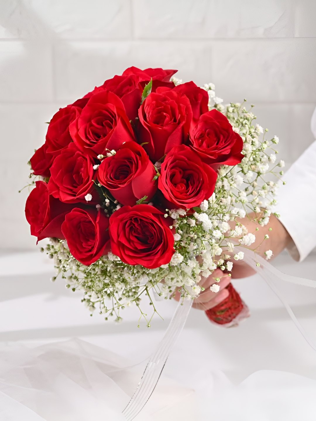 

Floweraura Red & White 15 Pieces Roses Fresh Flowers Bouquet