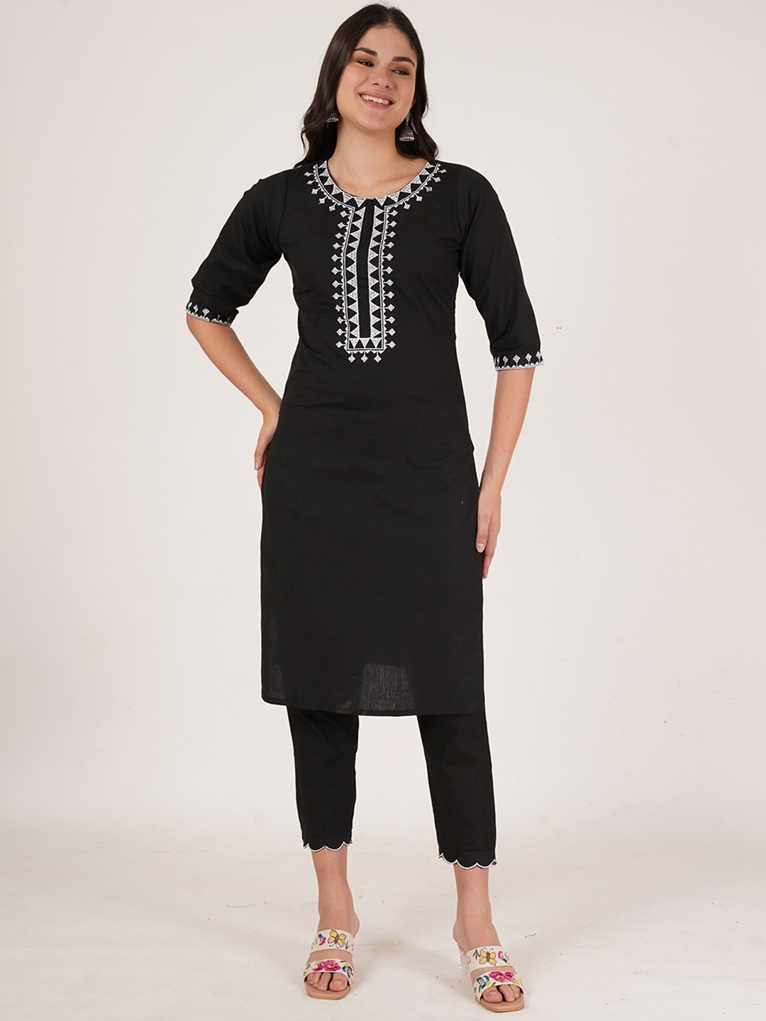 

Brownverse Geometric Embroidered Thread Work Kurta with Trouser, Black