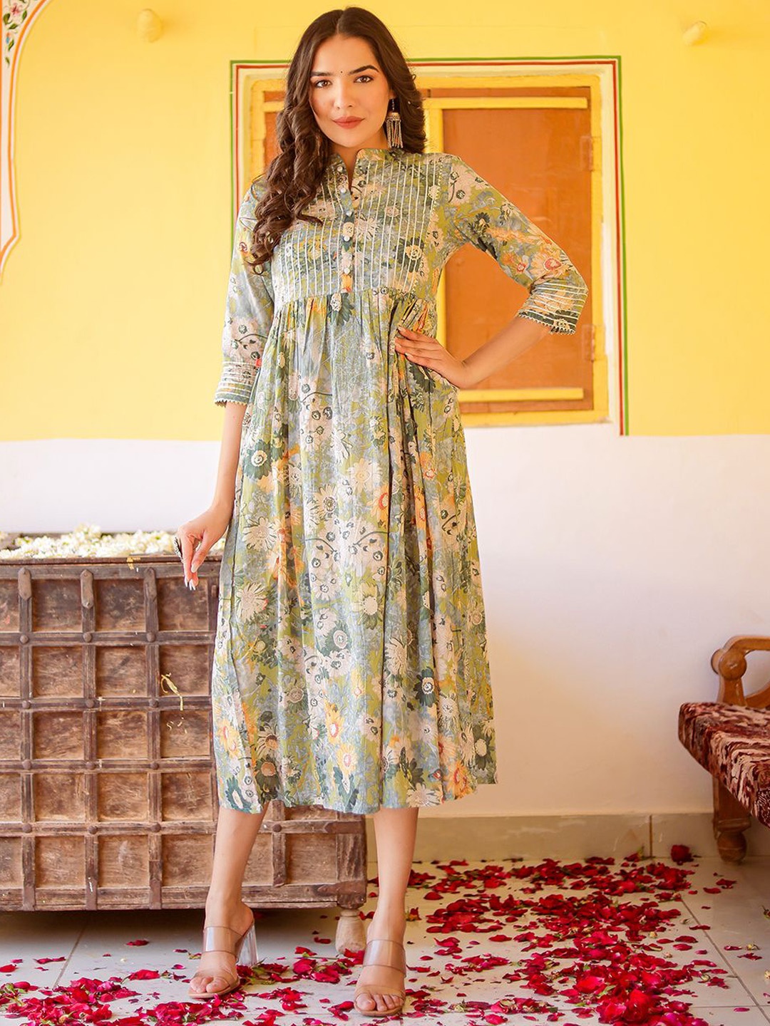 

Chandbaali Floral Printed Mandarin Collar Gotta Patti A-Line Kurta, Green