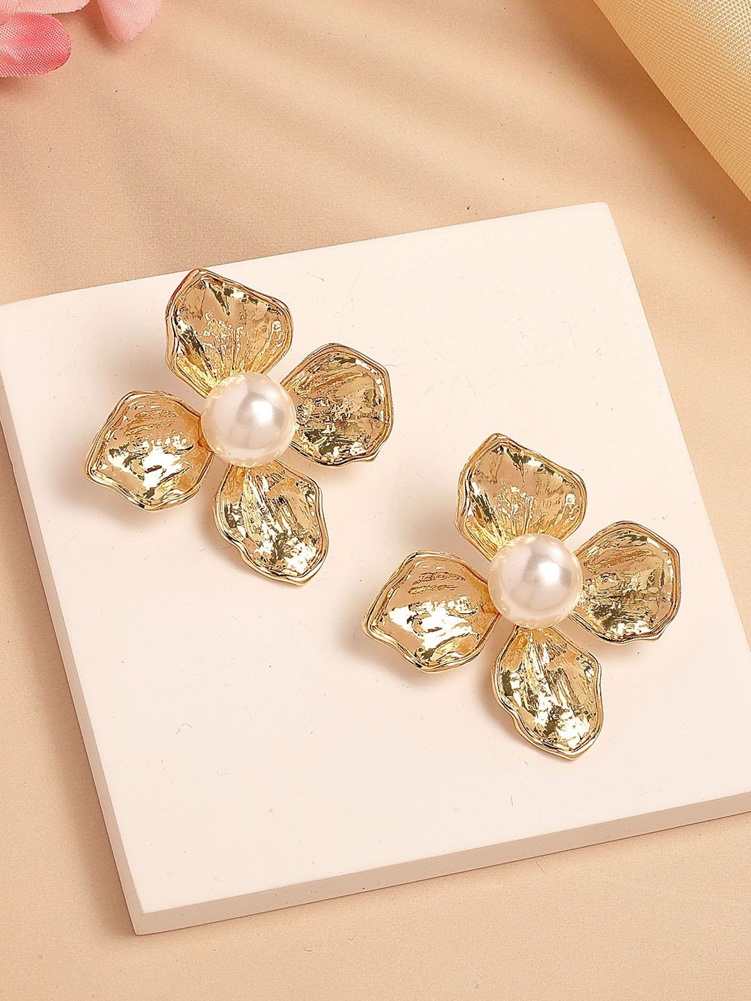 

Bohey by KARATCART Gold Plated Floral Studs Earrings