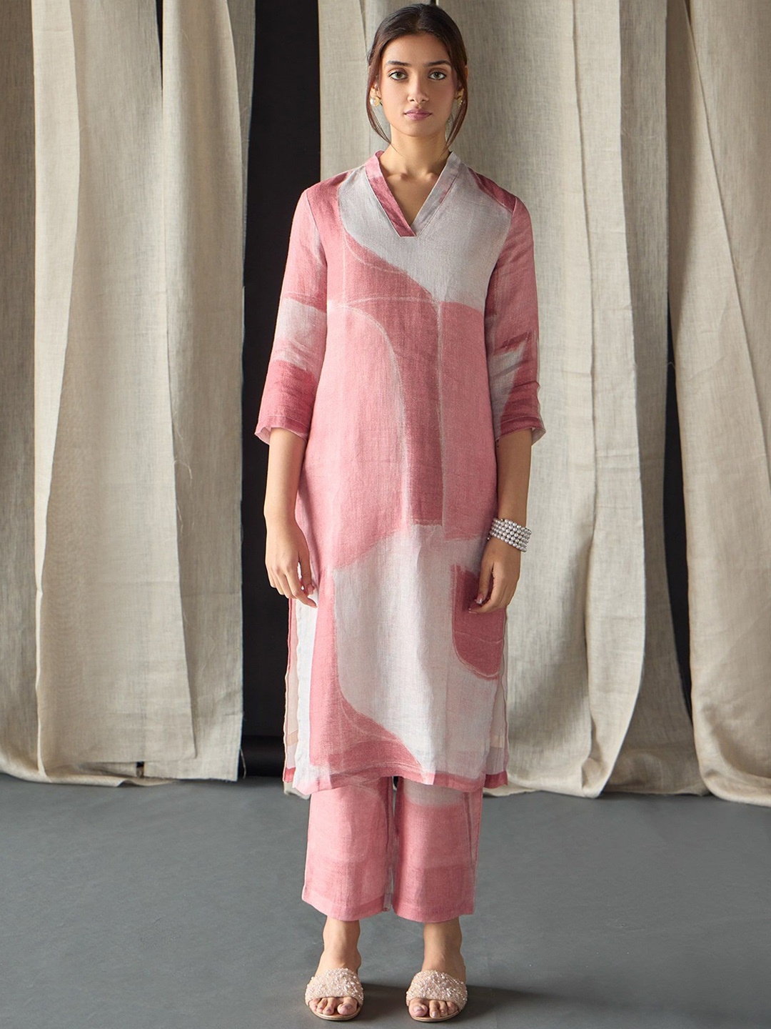

Bombay Bloom Colourblocked Linen Straight Kurta With Trouser, Pink