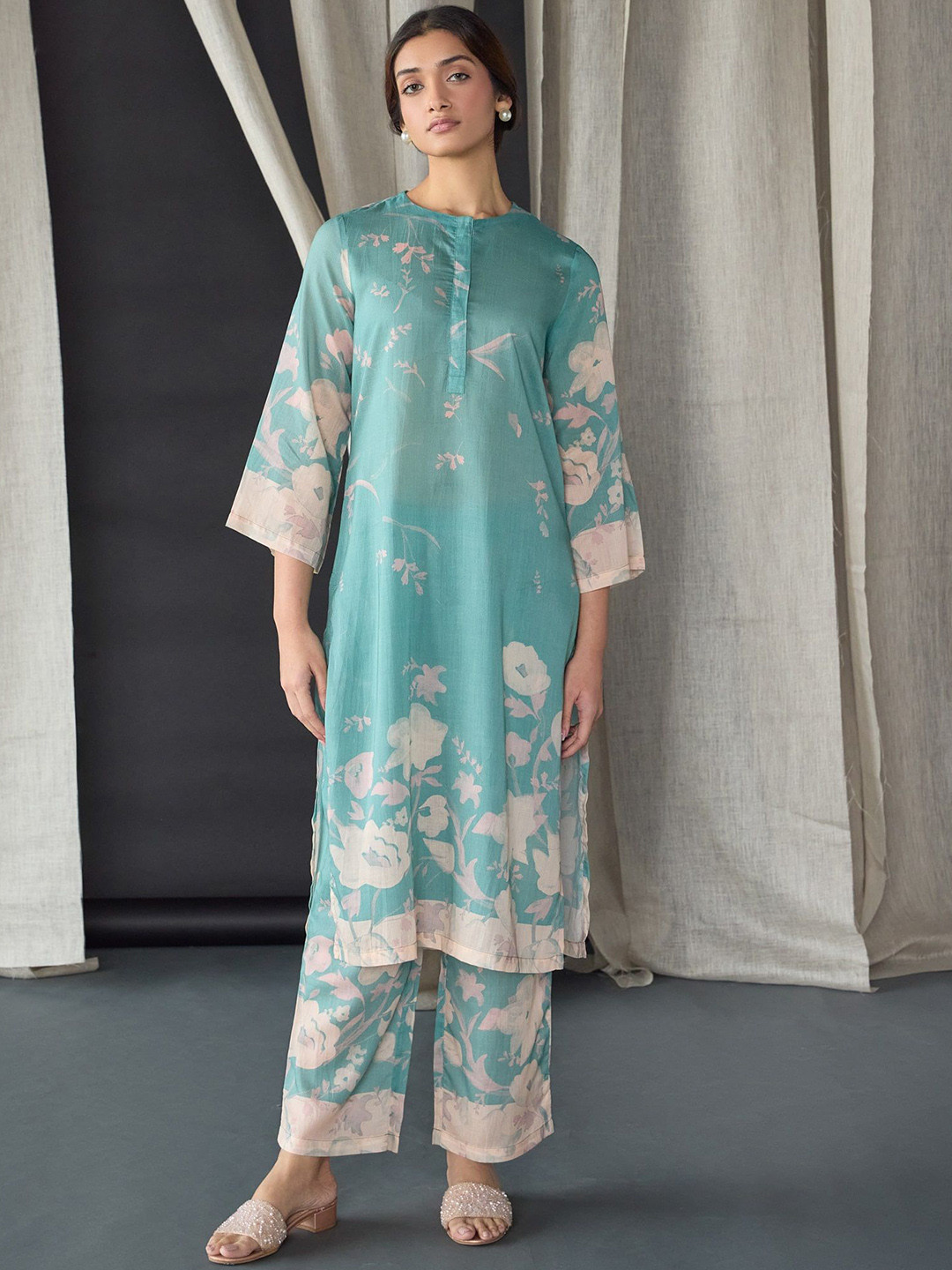 

Bombay Bloom Floral Printed Three-Quarter Sleeves Regular Linen Straight Kurta & Trouser, Blue