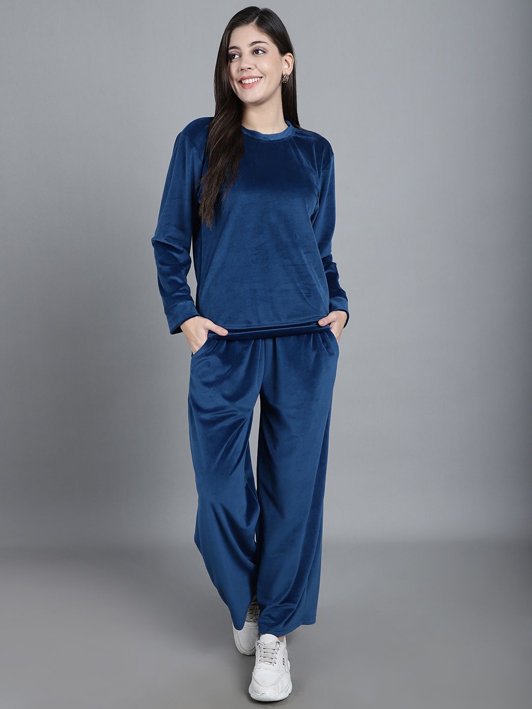 

GRACIT Round Neck Velvet Sweatshirt with Track Pant, Blue