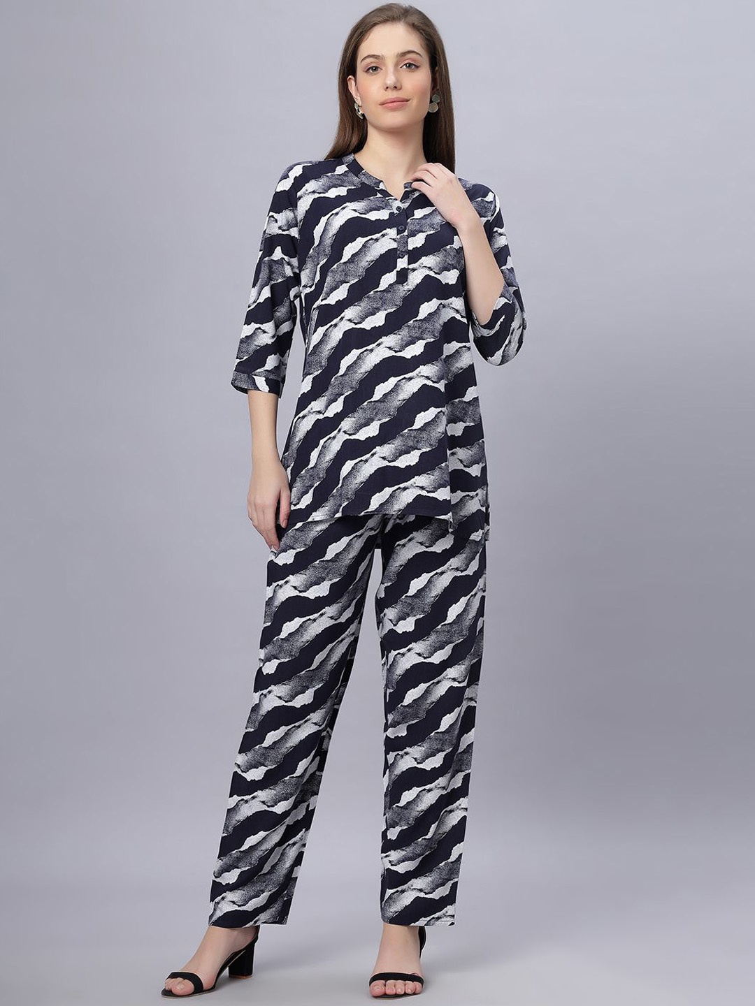 

QUIRA Women Abstract Printed Night suit, Navy blue